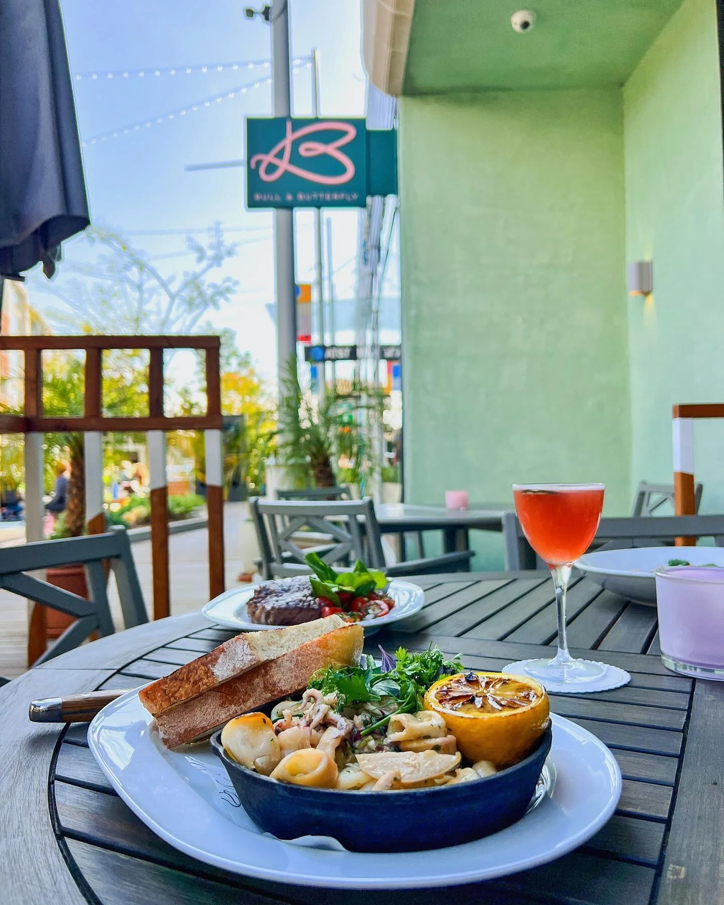 Friday feast at @bullandbutterfly 🌤✨ &amp; happy hour starts right now until 6pm! 

▫️Dinner until 9pm tonight

#runwayplayavista #bullandbutterfly #playavista #siliconbeach #dinela #eaterla #nomnomnom