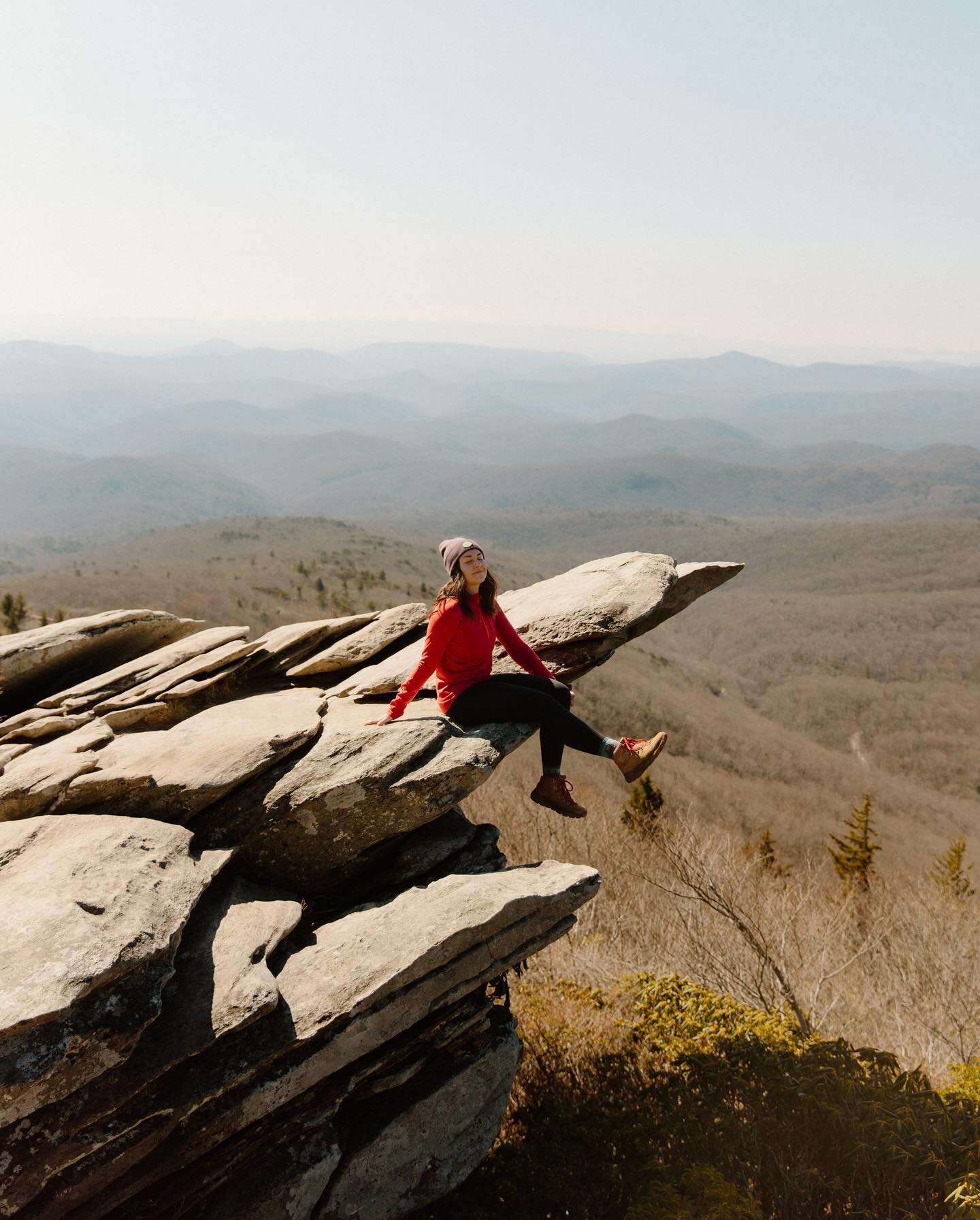 Shoulder season in the Blue Ridge Mountains means having views like this all to yourself ⛰️🤌

I almost bailed on this little solo hike to Rough Ridge the other morning because of how much work was on my plate&hellip;

Sooo glad I didn&rsquo;t, becau