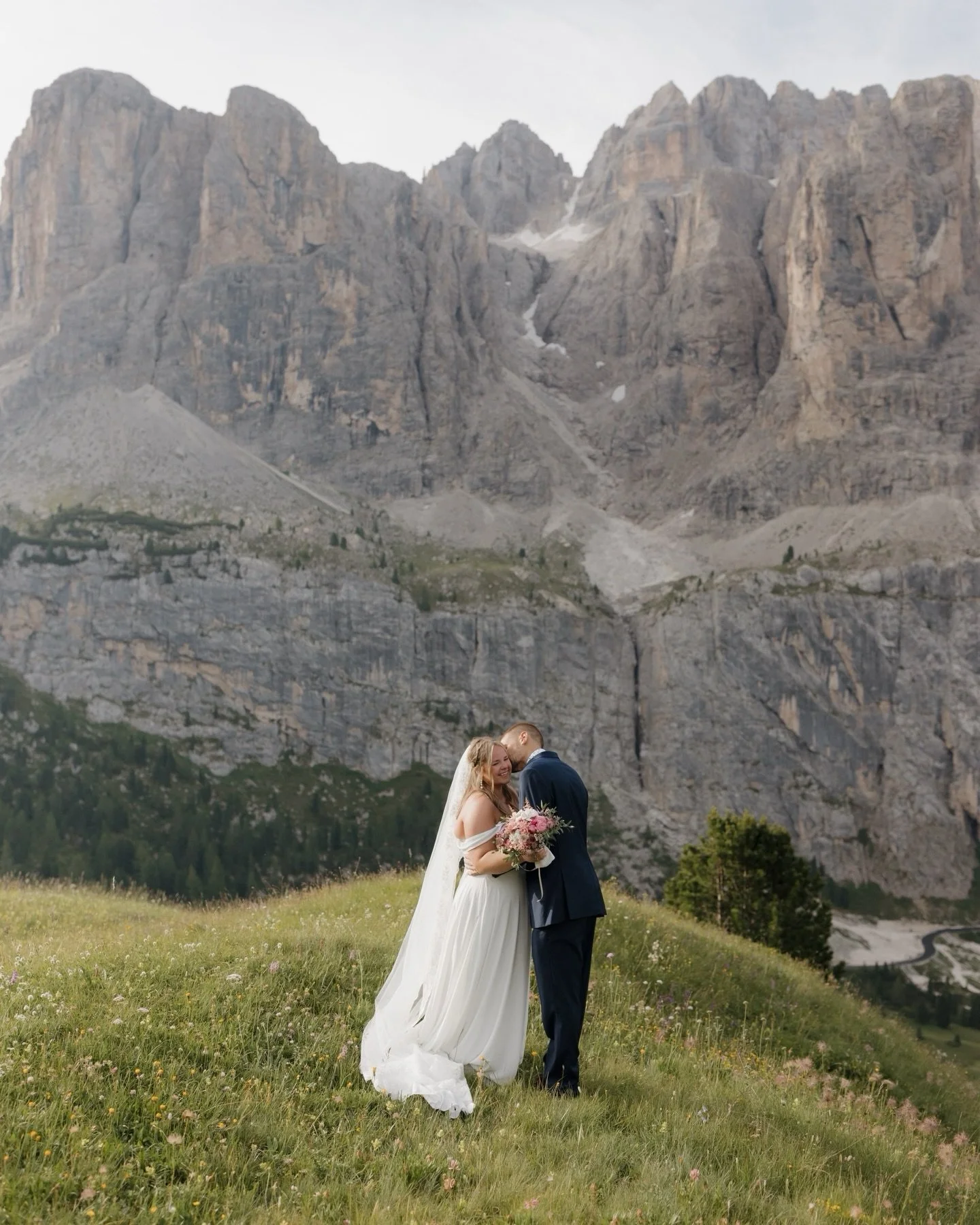 I know we&rsquo;re riiiiight in the heart of winter (which I absolutely love), but something about summertime hikes in the mountains always pulls my attention 🌼

Let&rsquo;s go back to the most perfect day in late June&hellip;

Emileah &amp; Zack no