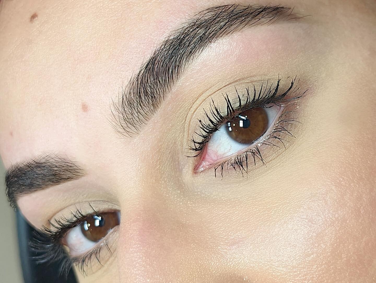 Eyebrow styling and tinting on natural brows ✨ 

.
.
.
.
.
#brows #eyebrows #lashes #browshaping #browsonfleek #browobsessed #hellobrows #browsonpoint #browenvy #beautytips #browqueen #browart #anastasiabeverlyhills #dreambrows #fleekybrows #eyebrowm