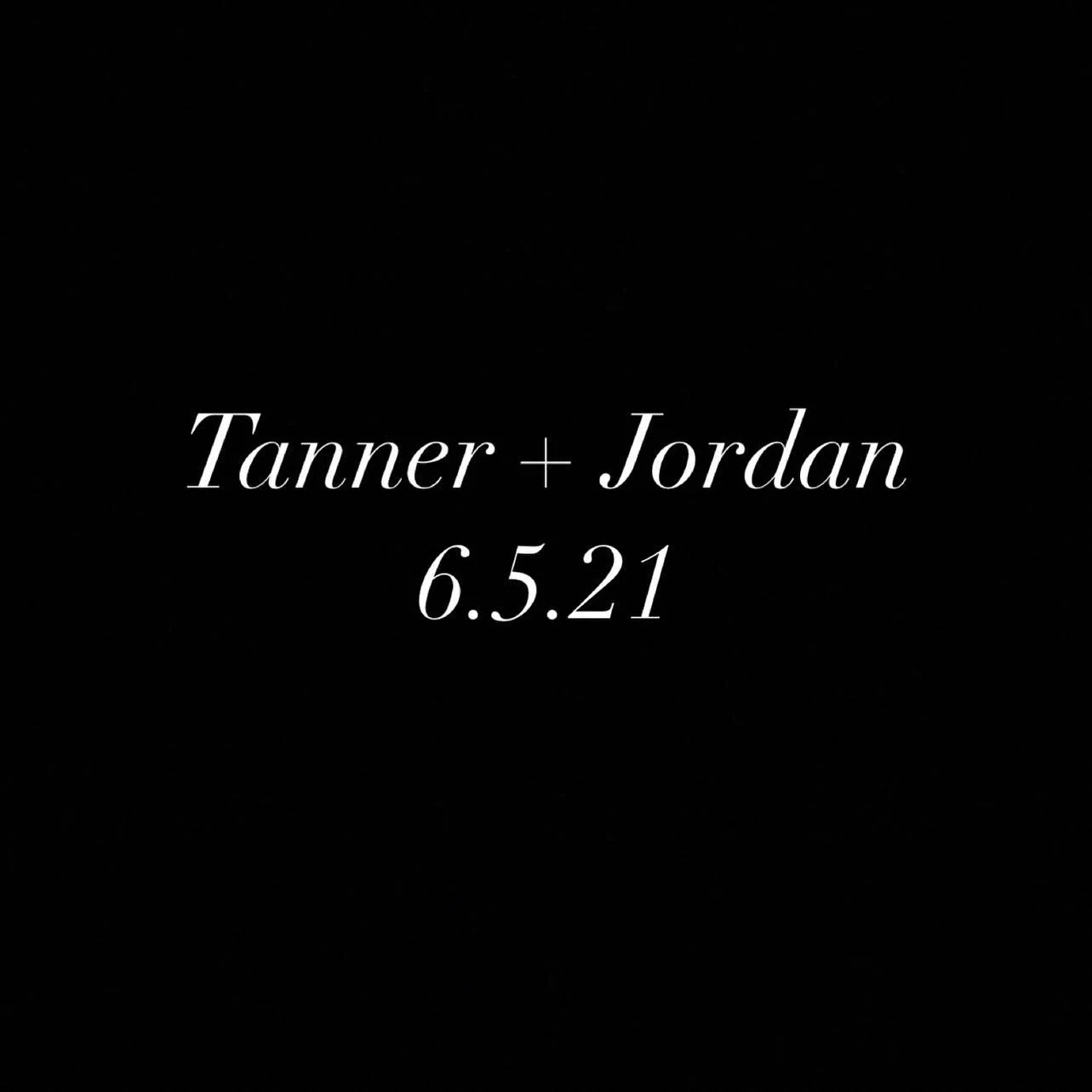 Obsessed with everything about this wedding 🖤🖤🖤 Tanner and Jordan were one of the first couples to say yes to the venue 🥰 they will forever hold a special place in my heart. 

Check out their wedding details. Jordan literally thought of everythin