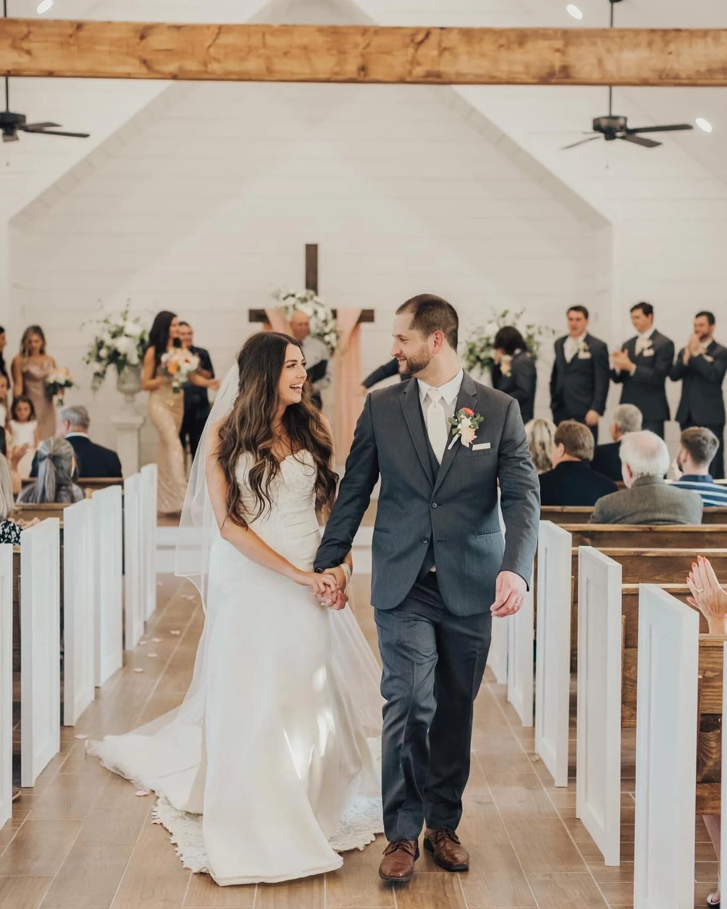 Happy Friday 🤍
.
.
.
📸 @leoandwilderphotography