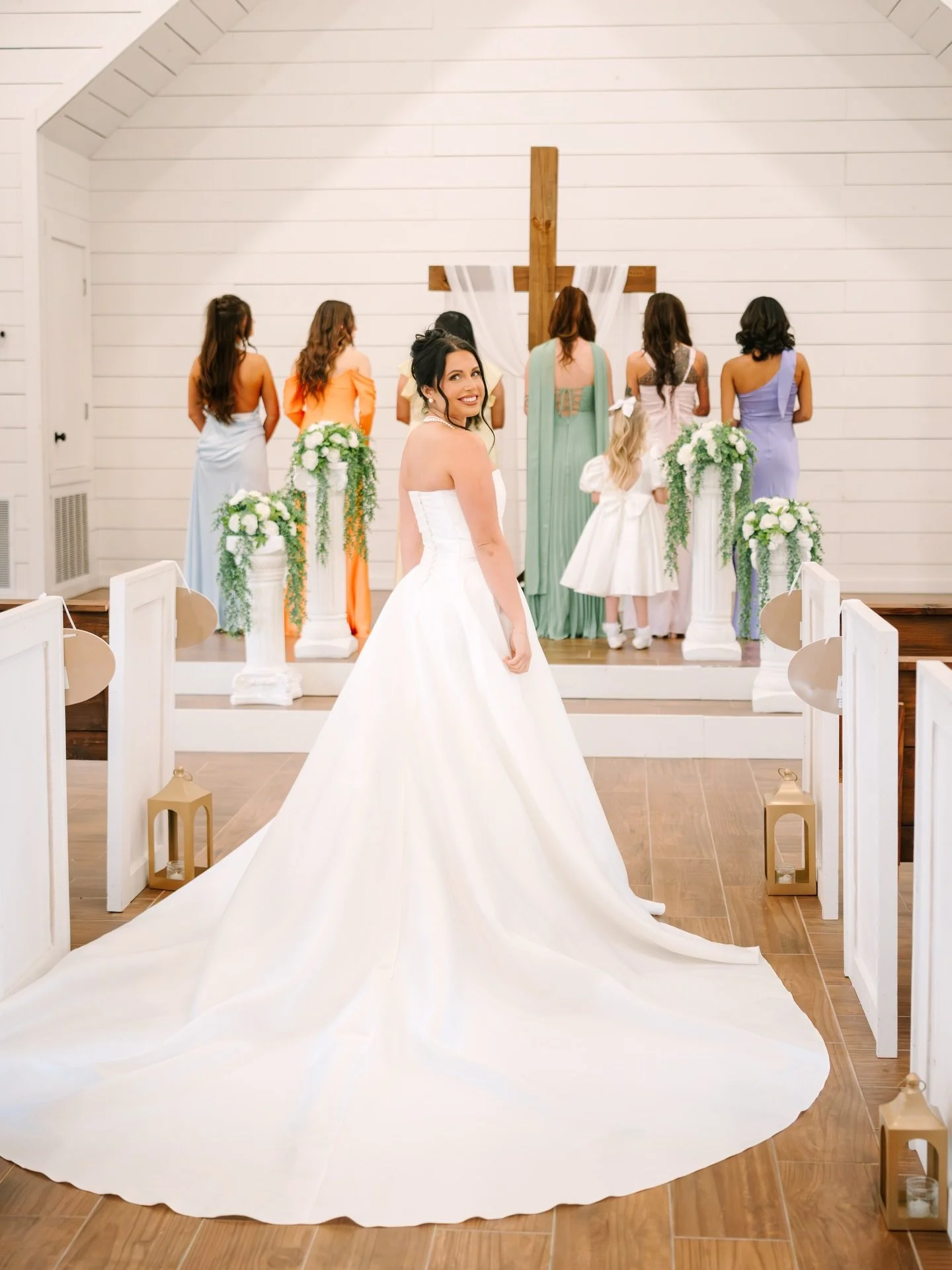Bridesmaids first look in Gracyn&rsquo;s Chapel 🤍

#2026bride #weddingvenue #2026wedding #2026 #bride