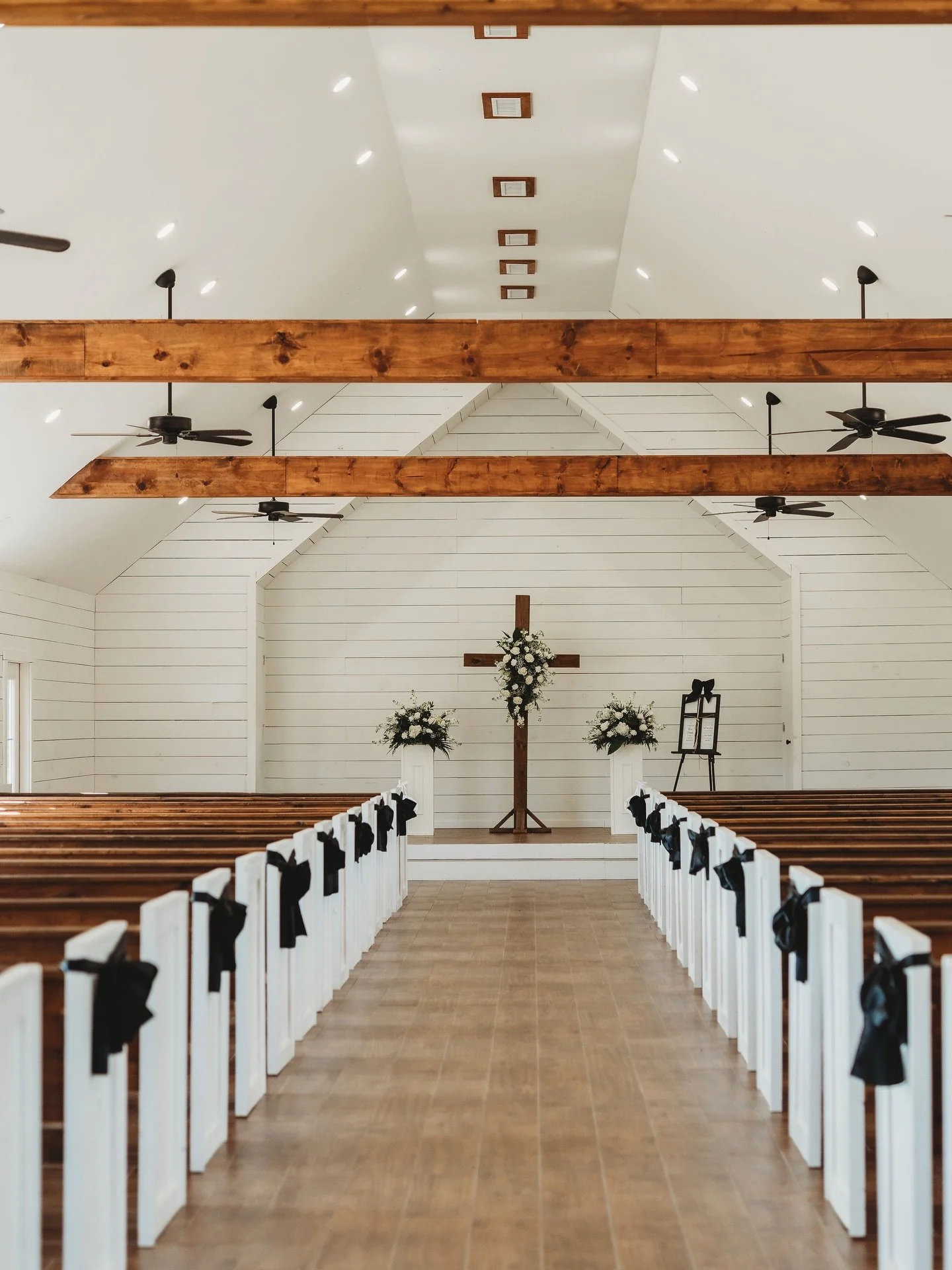 Loving the simple yet stunning ceremony decor 🖤

#2026wedding #2026bride #weddingvenue #bride #weddingday