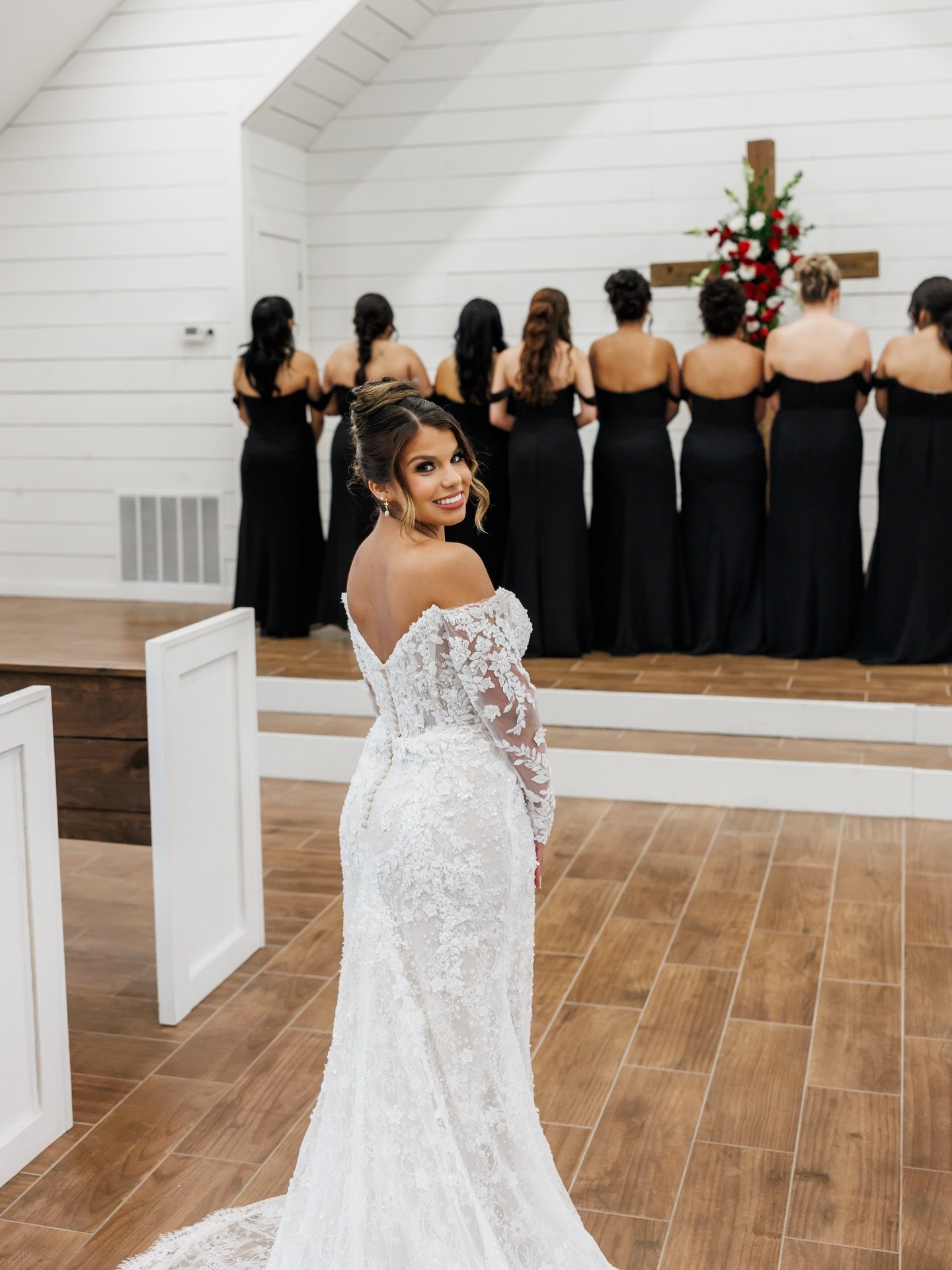 First look with the girls 🥰🥹

#2026wedding #2026bride #eventvenue #bride #weddingvenue