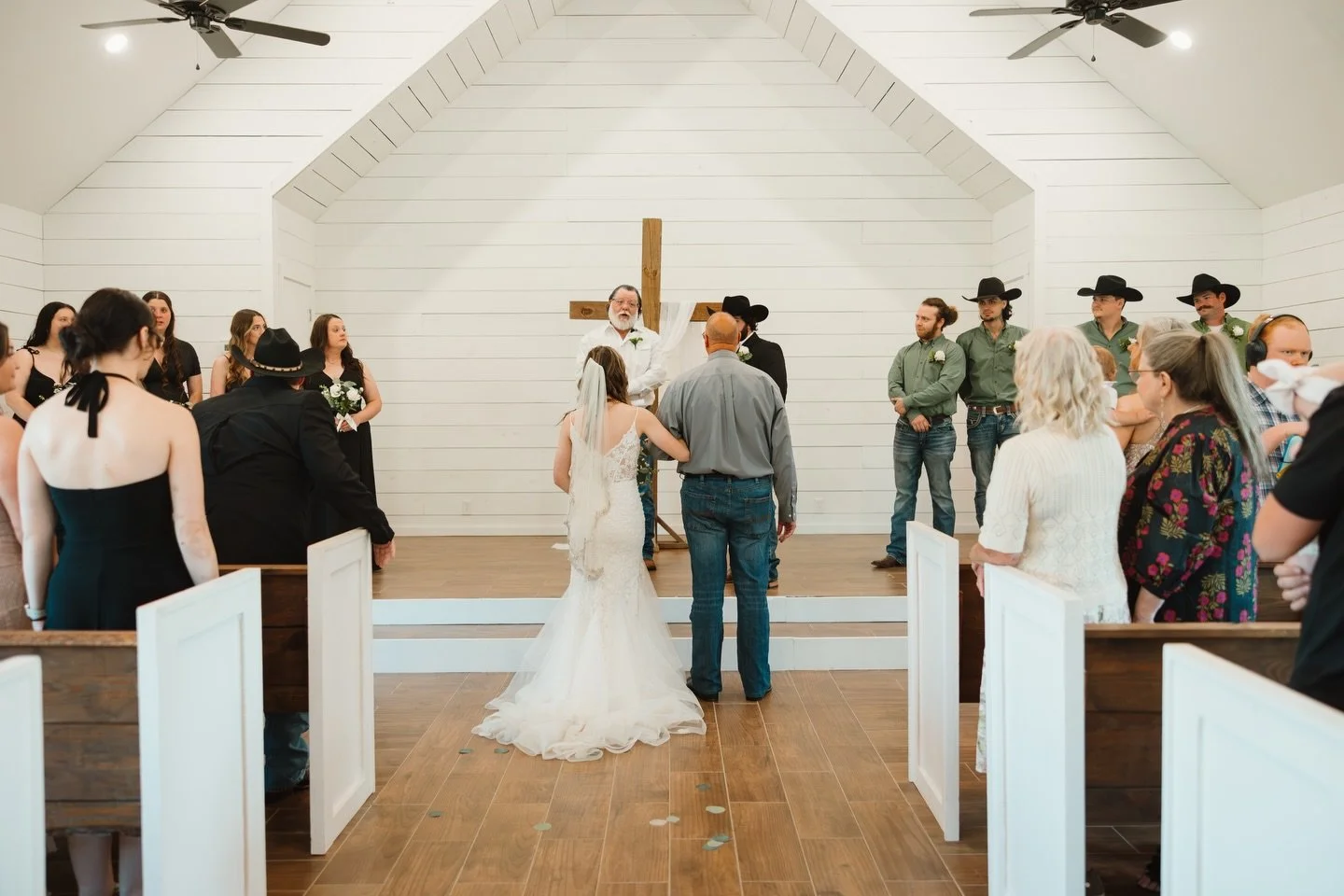 A sweet elopement 🥰

#2026wedding #bride #elopemet #weddingvenue #brideoftheday