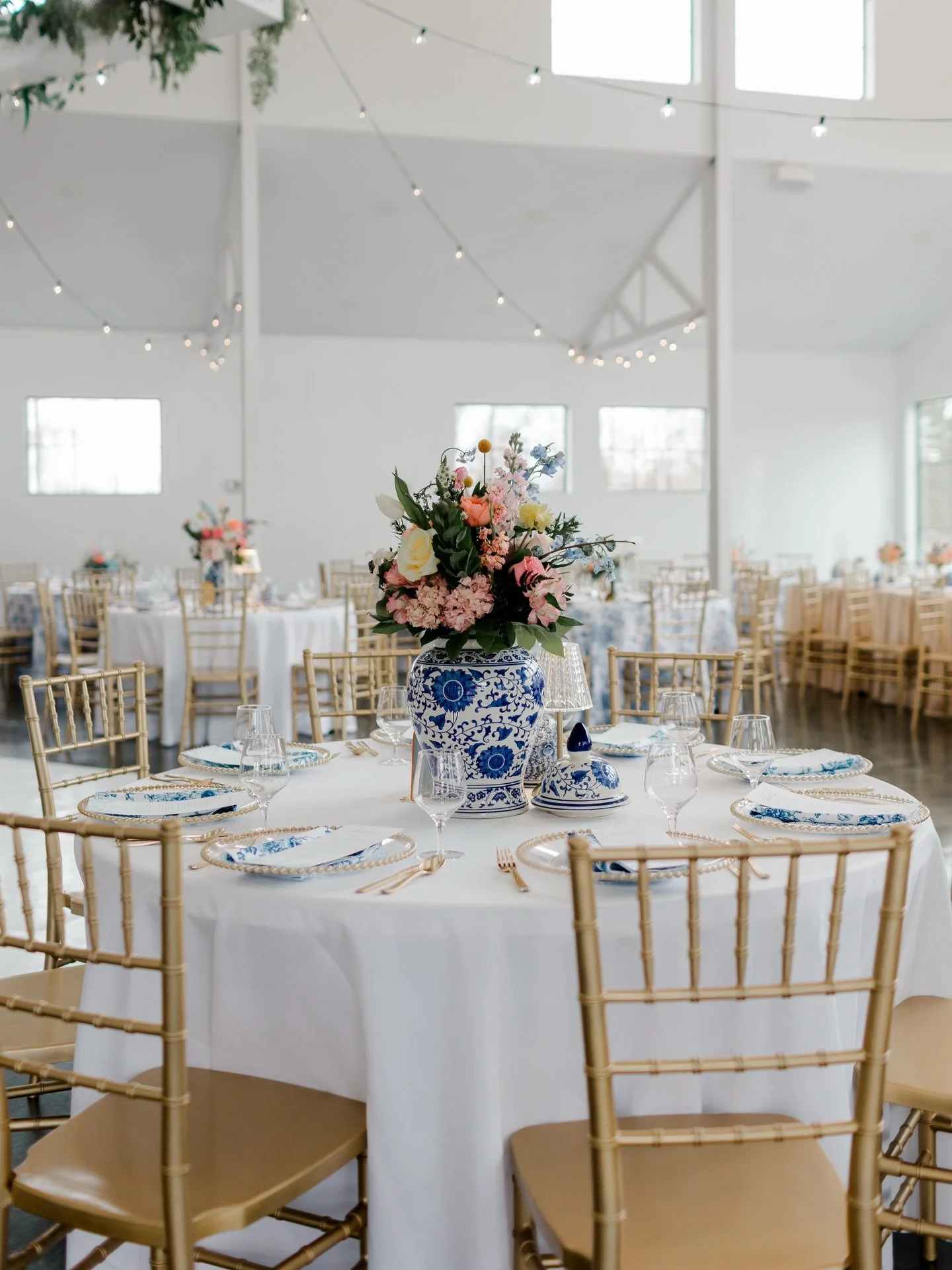 Bright fun florals are always a favorite 🩷

#wedding #2026wedding #bride #weddingvenue