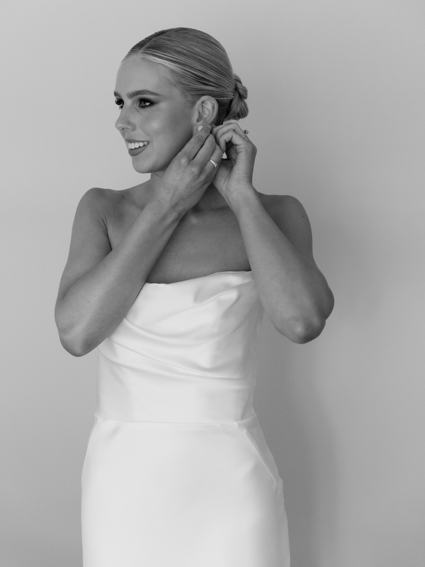 &ldquo;I started seeing Sarah at Glo Haus 4 months out from my wedding - my goal was to repair my skin barrier and then maintain clear, glowing skin. My treatment plan was simple yet effective; consisting of LED and chemical peels, as well as incorpo
