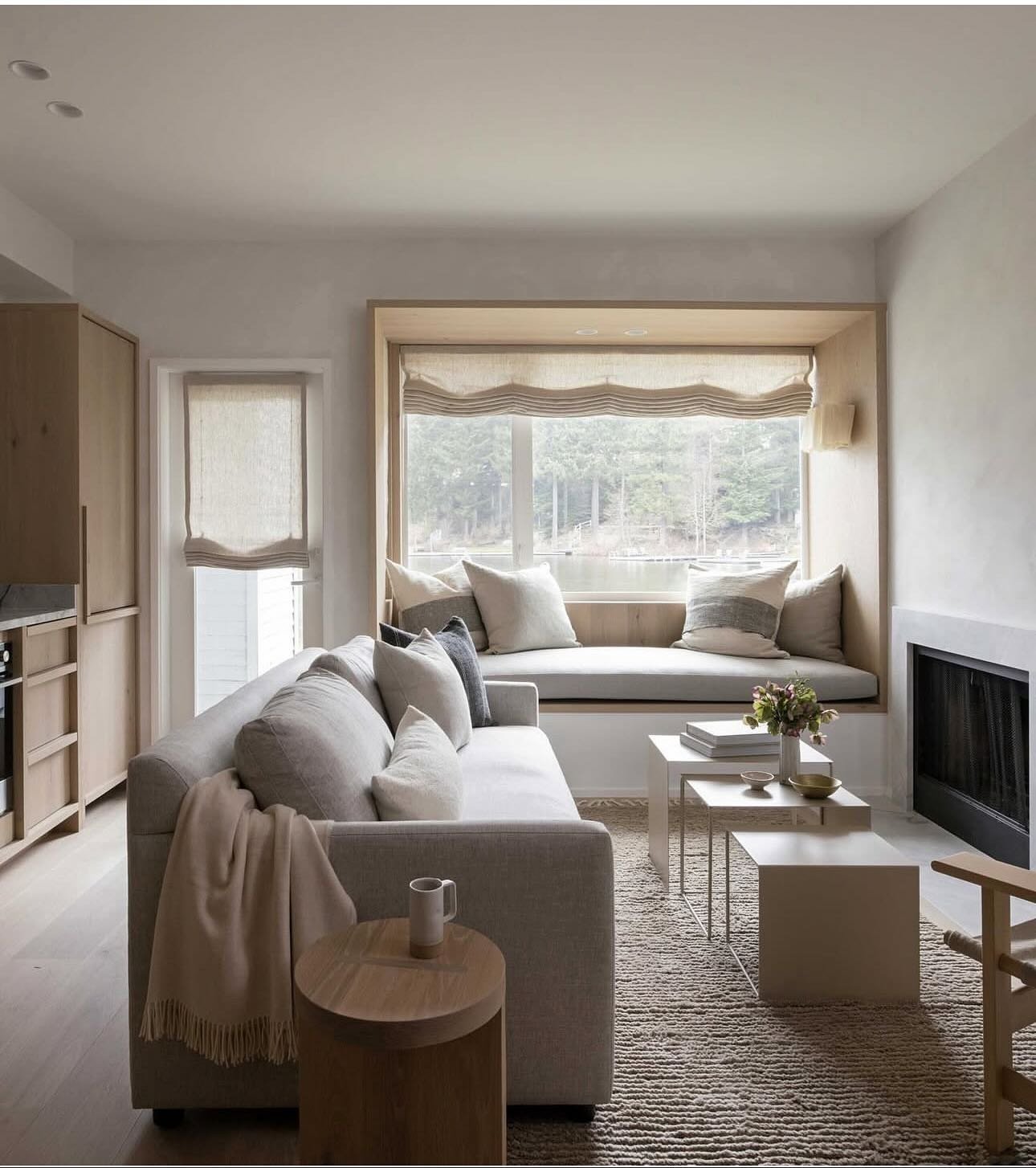 A beautiful Whistler lakeside retreat by @sophieburkedesign featuring our 100% linen relaxed roman shades and feather down wrapped custom bench cushion. 

Build: @eyco_building_group 
Photos: @emaphotographi 

#whistlerwindowcoverings
#linenromanshad