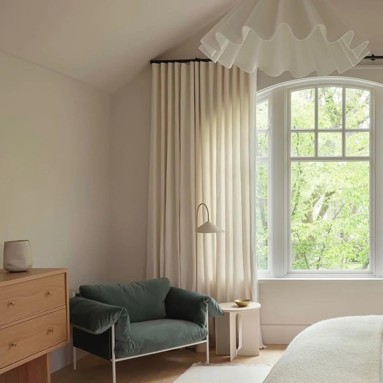 Dreamy bedroom with our linen ripplefold drapes with a soft, relaxed puddle. And a baby roman too. 

Design: @sophieburkedesign 
Build: @eyco_building_group 
Photos: @emaphotographi