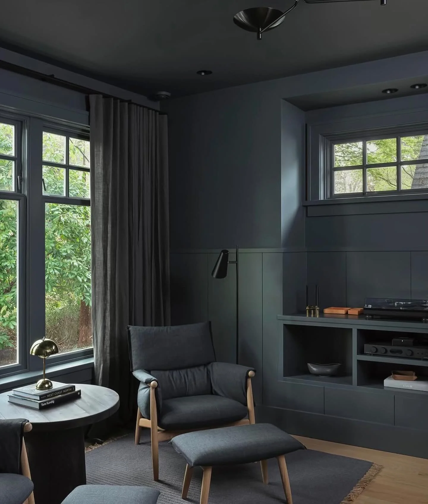 A moody and cozy office with our charcoal linen ripplefold drapes on matte black channel rod. 

Design: @sophieburkedesign 
Build: @eyco_building_group 
Photo: @emaphotographi