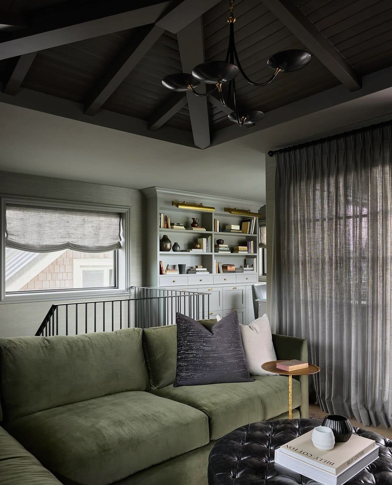 The most diaphanous charcoal linen carefully chosen by @stephaniebrowninc for romans and drapery by us. This incredible home&rsquo;s kitchen is featured in the latest @houseandhomemag. Congratulations Stephanie! 

Photos by @philcrozier