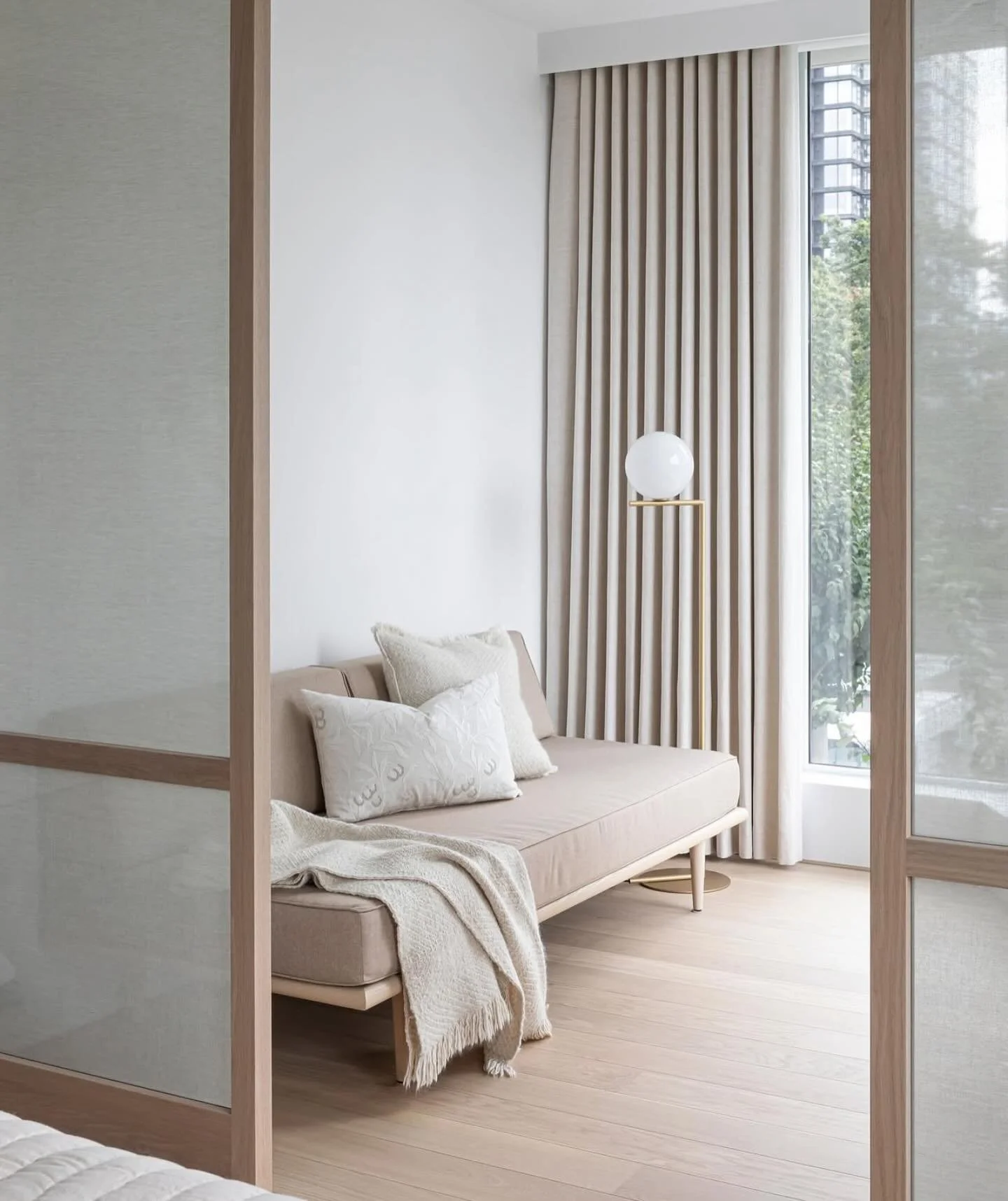 Another exceptional space by @project_22_design. This room features our 100% linen ripplefold drapery on motorized tracks. 
Design by @project_22_design
Construction by @verticalgrainprojects 
Photo by @tina_emapeterphoto 
Fabric from @kravetinc 
Dra