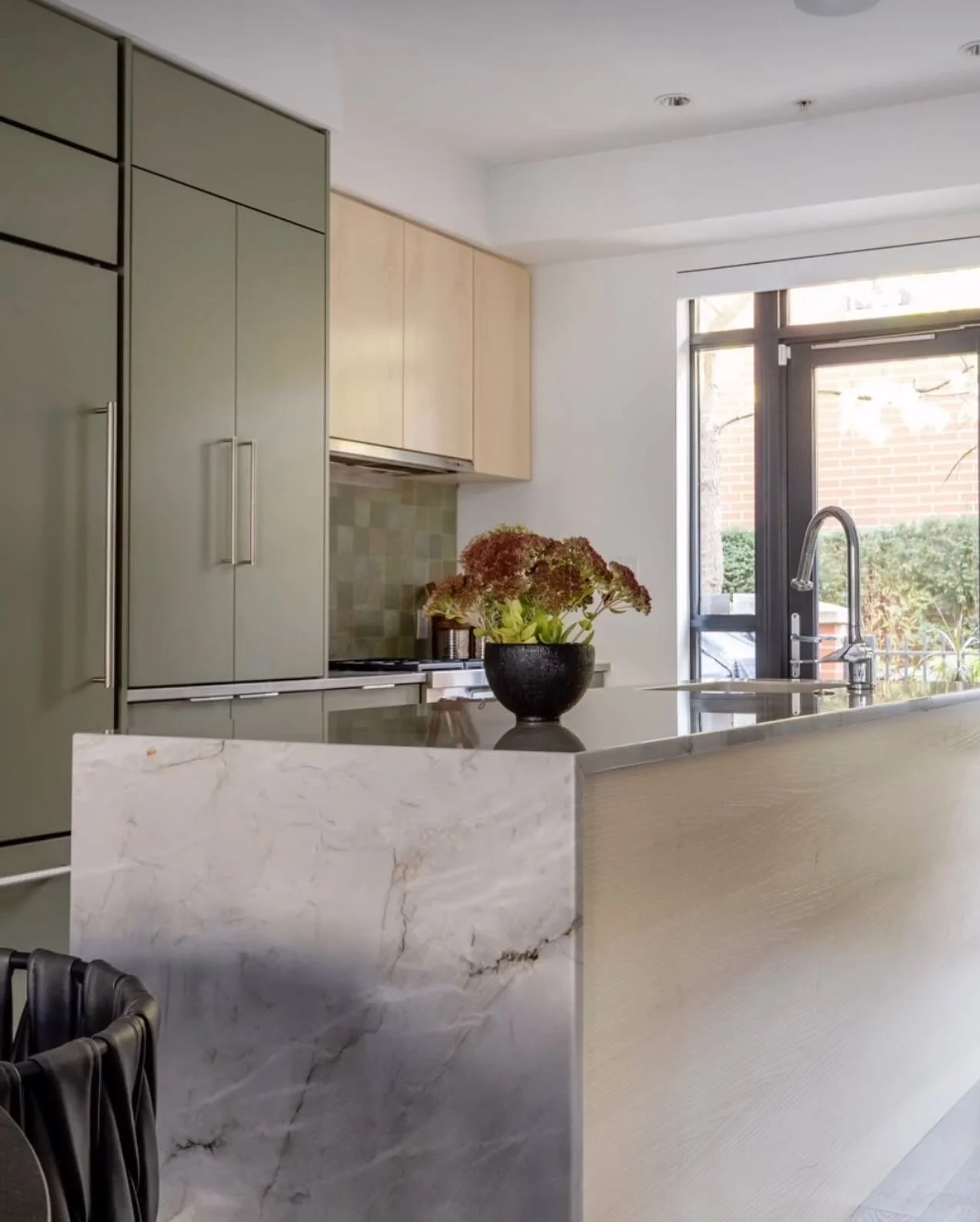 Another award winning project by @jrstudioworks. This townhome was all about hidden details throughout, including our window coverings by @hunterdouglas. Can you spot them? 

Design @jrstudioworks 
Photos @pineconecamp 
Shades @hunterdouglas