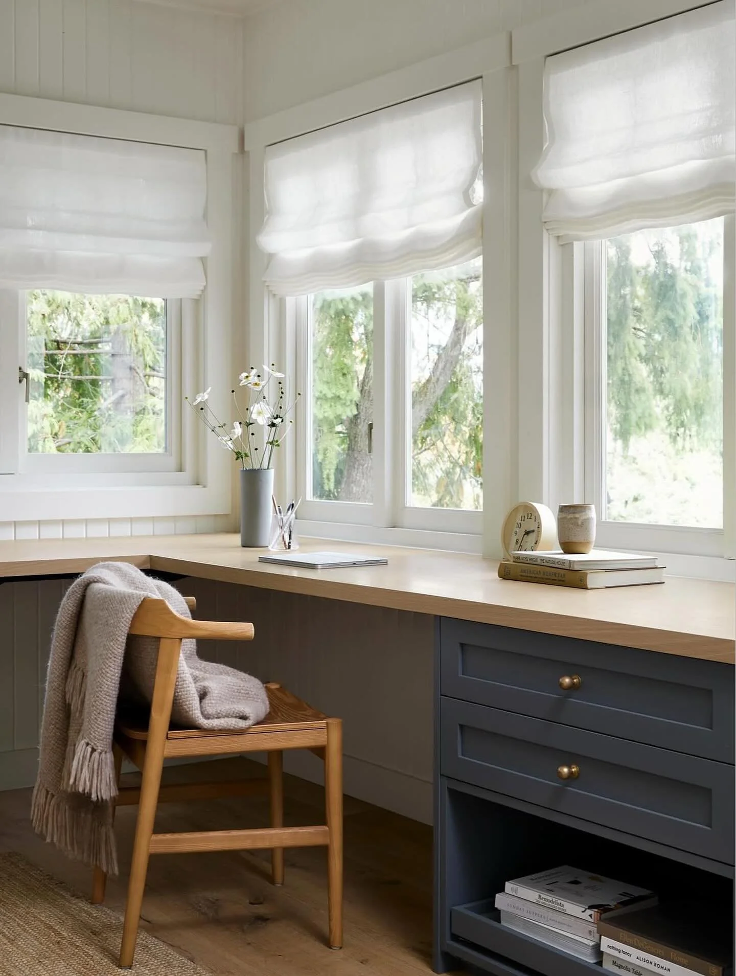 Our linen, unlined roman shades in this sweet space on Bowen Island by @rebeccahepburndesign 

Photo by @foundmythrill