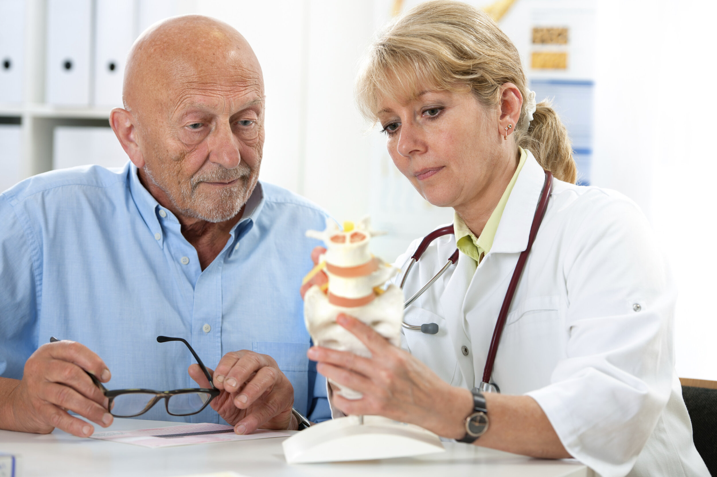 Лечение остеопороза врачи. Остеопороз у пожилых. Кости у пожилых людей. Остеопороз в пожилом и старческом возрасте. Хрупкость пожилые.