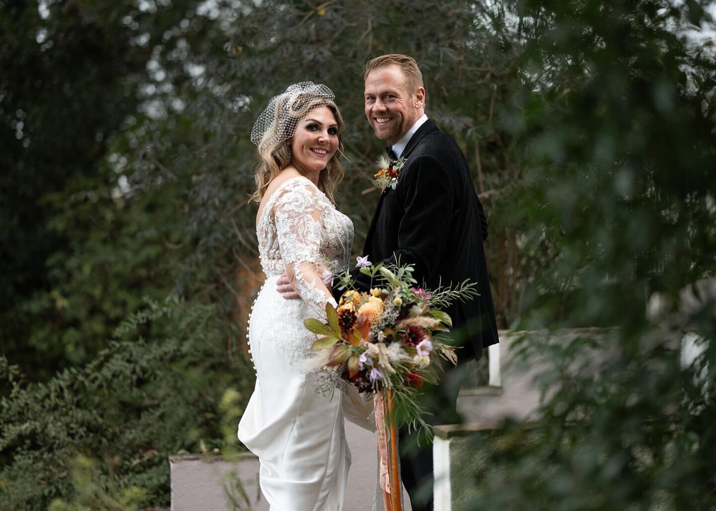 The gorgeous autumnal @warwick_house wedding of Debbie &amp; Paul is now on my blog. Click on link in bio to see more photos from their day &hearts;️
Flowers by @queeniesfloraldesign 
Singing waiters from @silverservicesingers 
Cake by @thecakeryleam