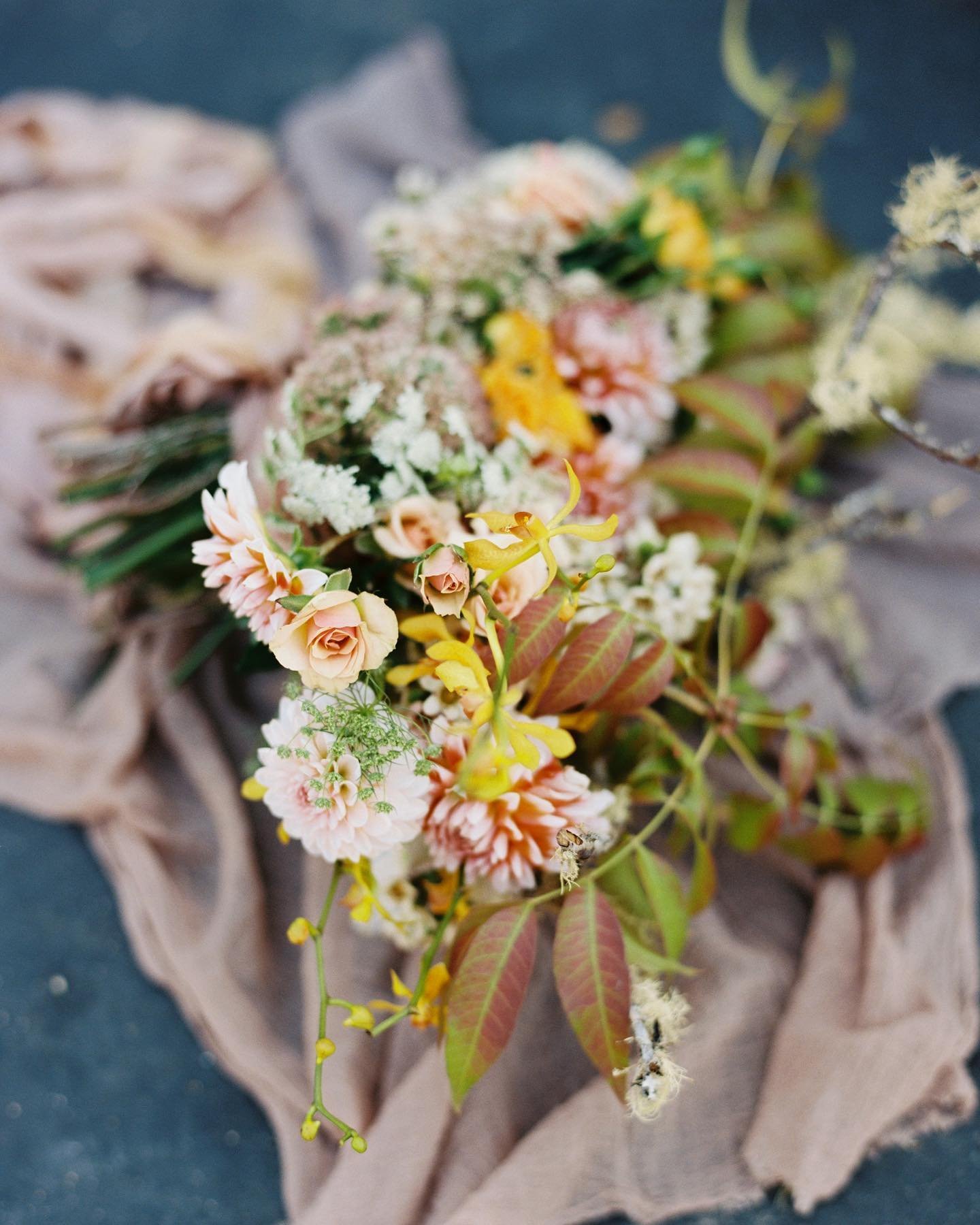 Stunning color palette with this #ponderosaandthyme @katierosellen bridal bouquet.