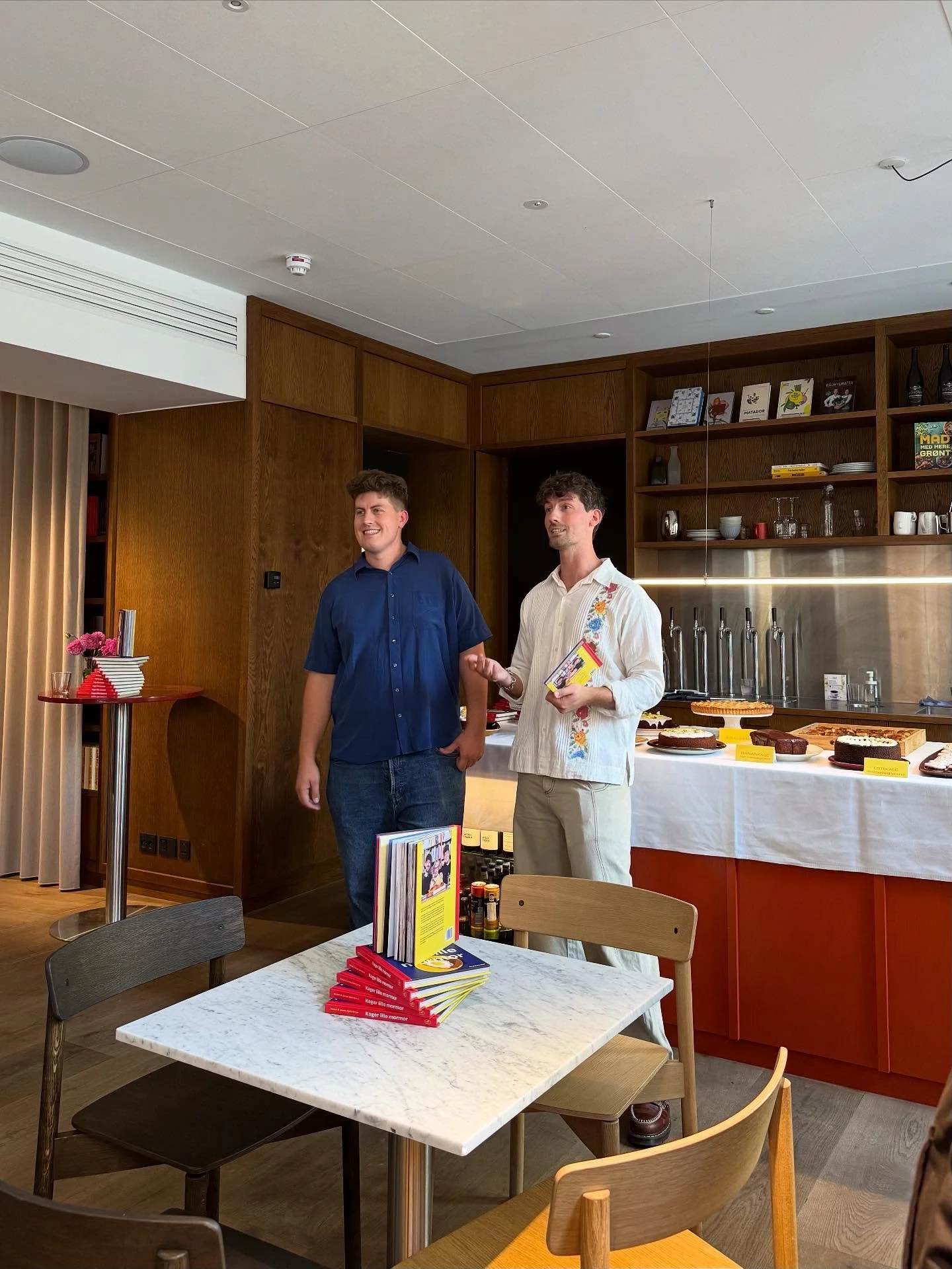 I dag har vi v&aelig;ret til boglancering hos vores seje influent @yornas og hans sk&oslash;nne bror og mormor 💙👏🏼

De har i dag udgivet bogen &lsquo;Kager lille mormor&rsquo;, som indeholder 25 magiske mormorklassikere 😋😍

K&aelig;mpe tillykke 