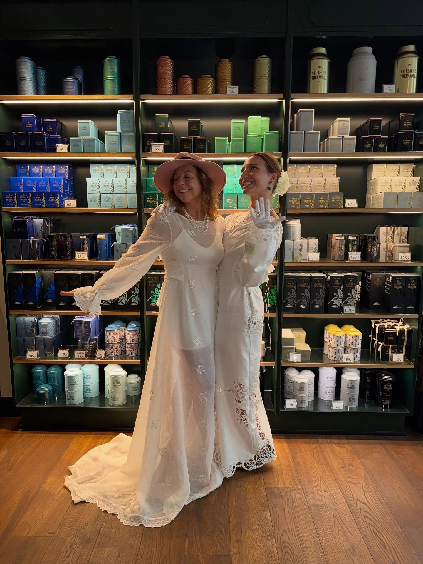 I onsdags var vi afsted p&aring; kampagneskydning med @lissapaustian 😍🤍 Det indebar lange hvide kjoler, engelsk te og lune scones. Resultatet af kampagnen kan du se p&aring; Lissas profil lige nu 📲🤍