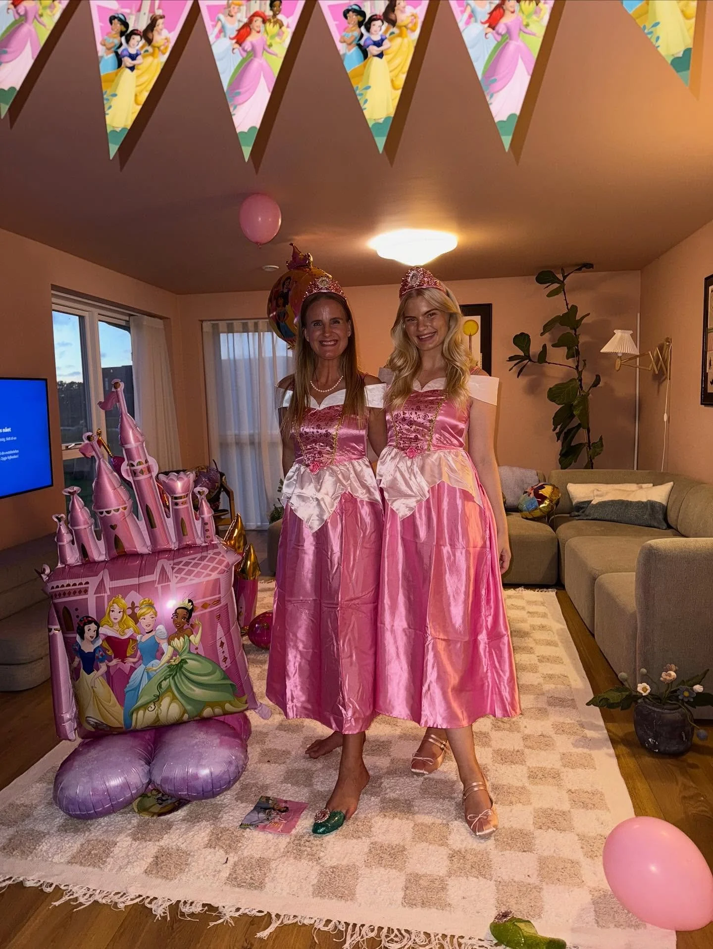 I sidste uge afholdte @julieelsebeth en vaske &aelig;gte og helt eventyrlig prinsessefest i samarbejde med @disneydanmark, hvor @tildemunkholm var inviteret med som g&aelig;st 💗👸🏼

Festen b&oslash;d p&aring; alt fra leg og stopdans til krea aktivi