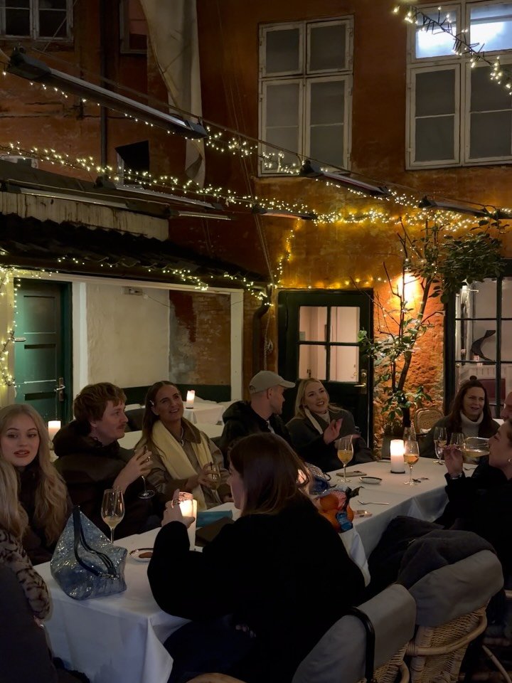 Juleferien st&aring;r for d&oslash;ren, og i den anledning kommer her et lille tilbageblik p&aring; vores fantastiske julefrokost ❤️💫 

Eftermiddagen b&oslash;d p&aring; gl&ouml;gg og brunkager, hvorefter vi samlede alle mand p&aring; Nyhavnskroen t