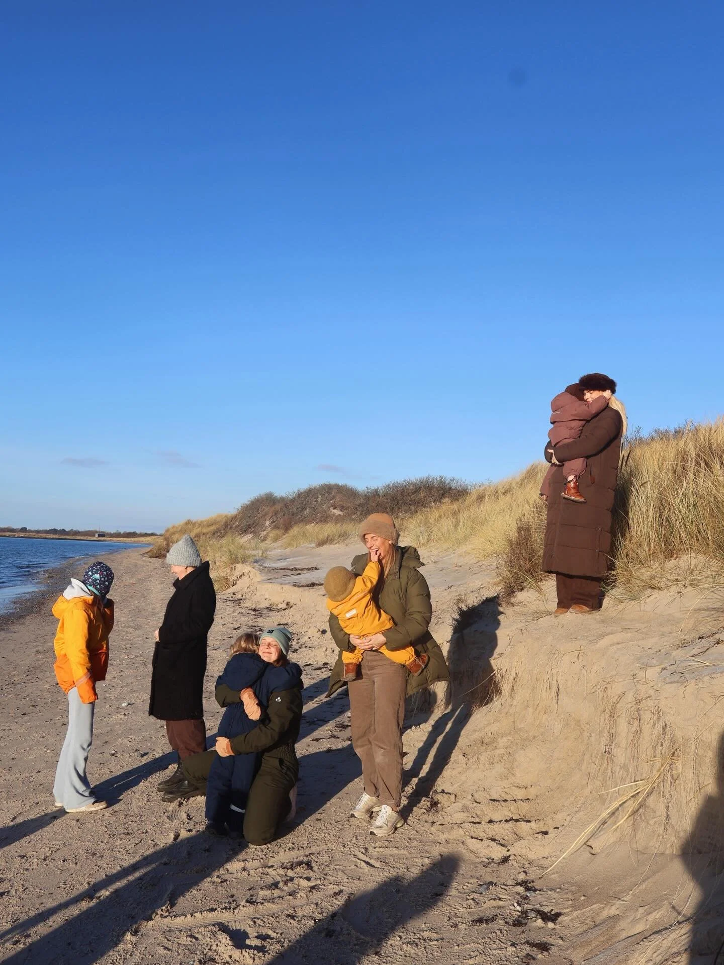 I weekenden tog @camillegudmandlange, @julieelsebeth, @jernmor.dk og @tildemunkholm sammen med alle deres b&oslash;rn en tur til et af @villavilla_feries mange fine luksus-sommerhuse 🏡😃

Weekenden b&oslash;d p&aring; hygge og aktiviteter i b&aring;