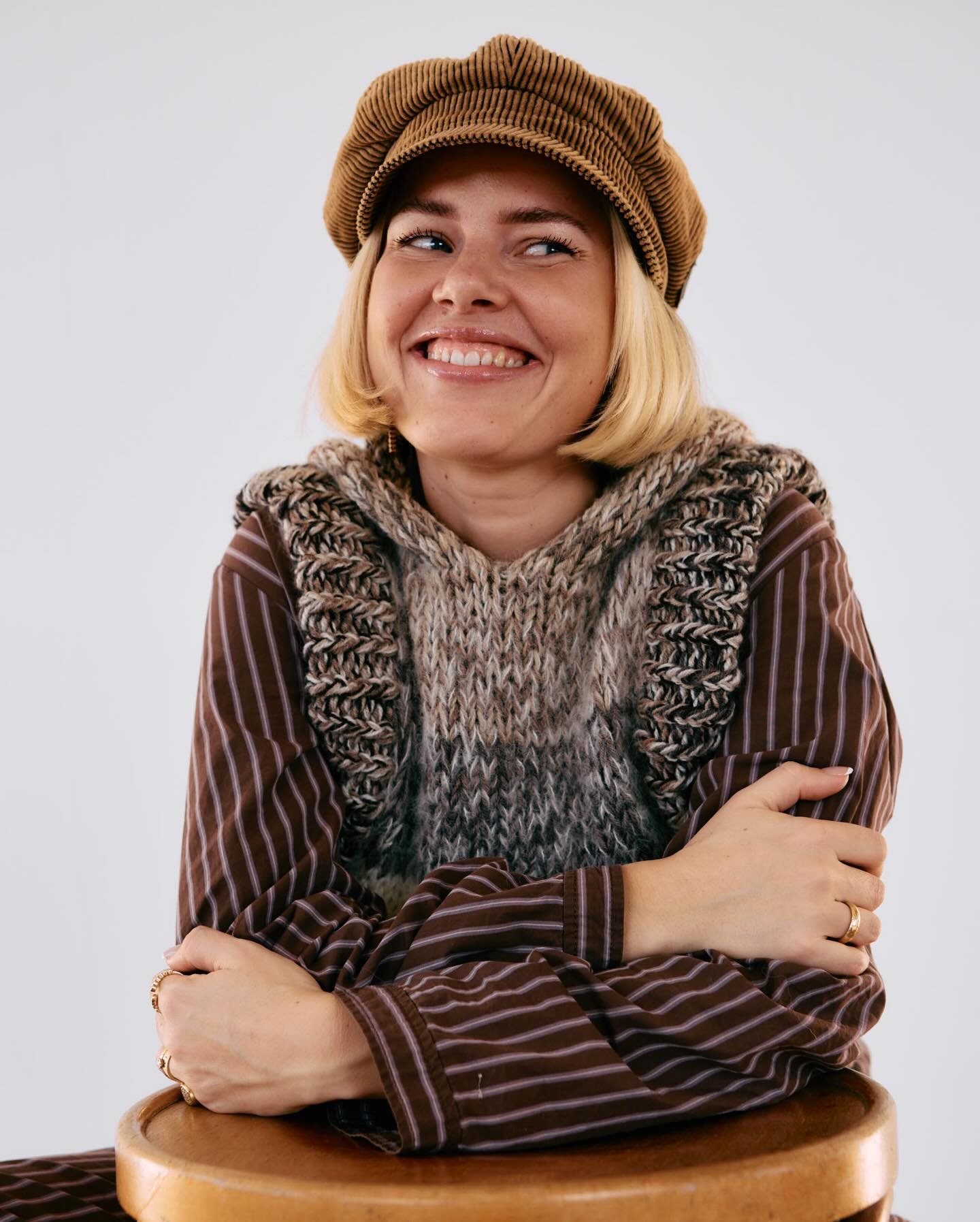 STOR NYHED 😍 Vi kan i dag l&oslash;fte sl&oslash;ret for, at vi udvider vores hold af influenter med aller sejeste @cillefjord 

Cille er en sprudlende, kreativ og farverig karrierekvinde, der deler alt fra hverdagens sm&aring; &oslash;jeblikke til 