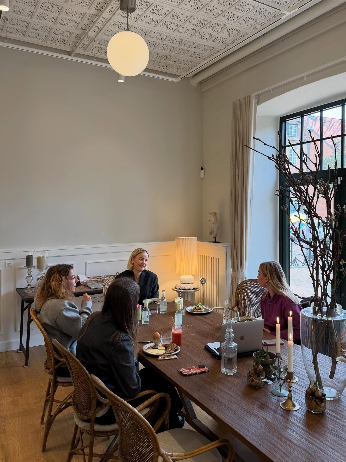 I dag har vi haft en sp&aelig;ndende dag p&aring; kontoret 🫶🏼 

Vi har nemlig v&aelig;ret et smut i Odense p&aring; bes&oslash;g hos sejeste @cillefjord - f&oslash;rst med et stop p&aring; @cafeunika og derefter hjemme i hendes meget smukke villa ?