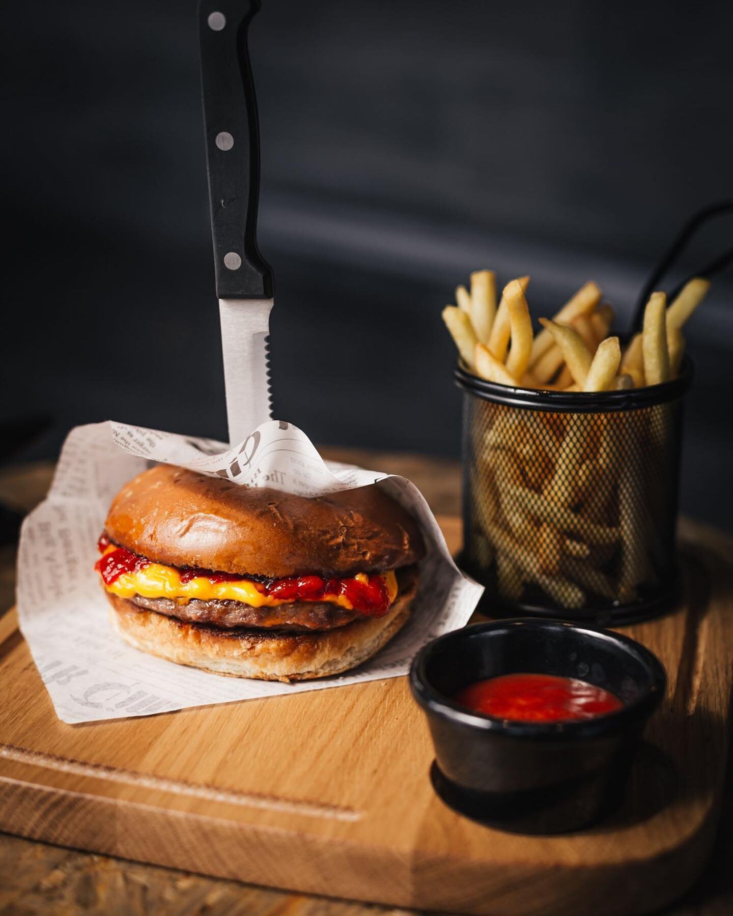 Se acerca el momento de presentaros nuestras nuevas 🍔🔥!!!! Esta nos encanta por llevar pimientos caramelizados de nuestro Bierzo 🤤 con carne de ternera y queso cheddar... ok... ya paramos... #yunque #factory #cerveza #cervezaartesana #beer #brew #