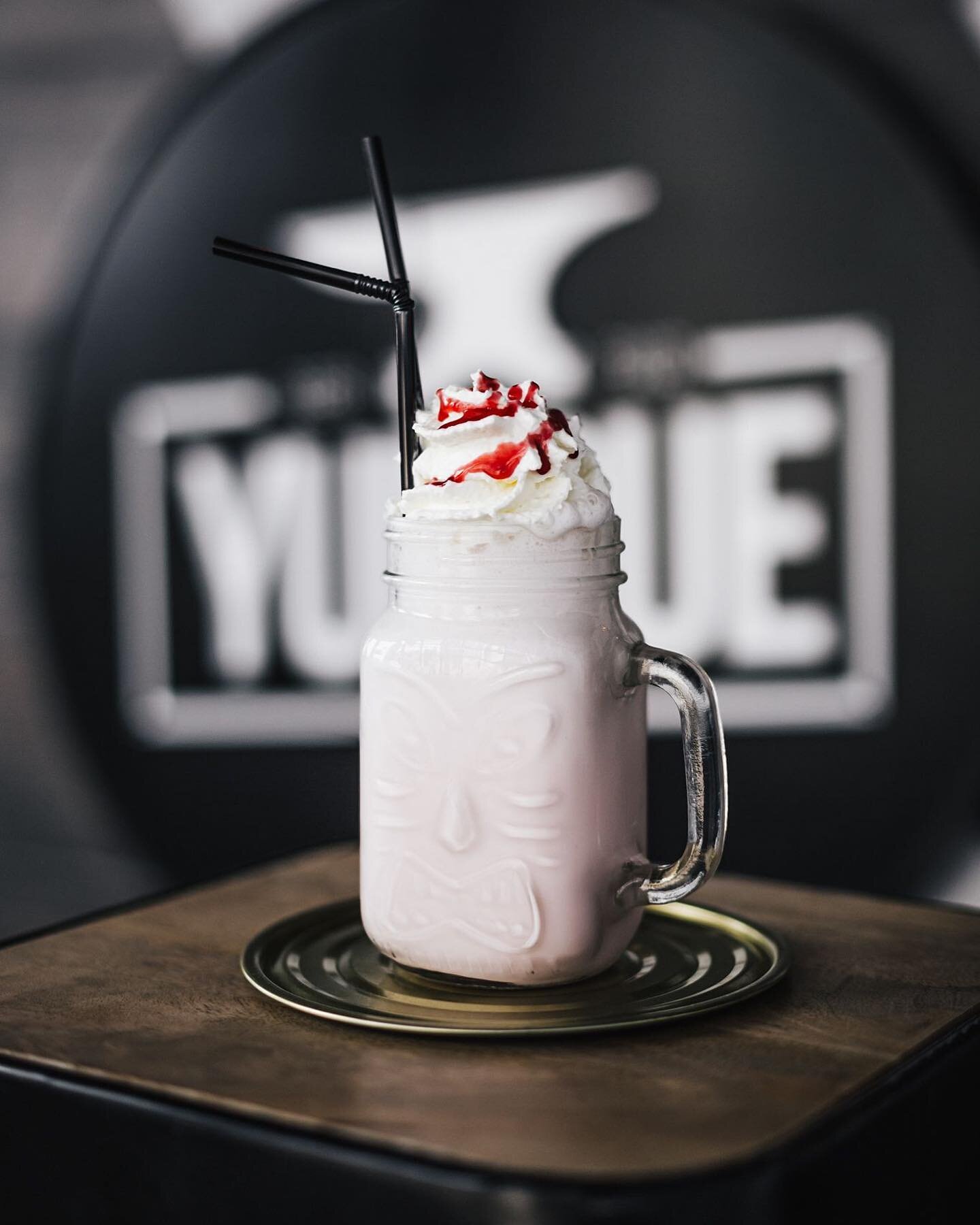 No sé vosotros pero con este caloreeeet... apetece MUCHO un Yunque smoothie 😏❄️🔥 #yunque #yunquefactory #yunqueponferrada #coffee #coffeetime #café #coffeegram #franke #capuccino #igcofee #caffeine #coffeedaily #yunqueespresso #coffeevibes