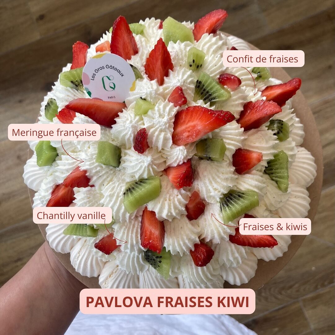 Notre pavlova change d&rsquo;habits&hellip; et se rev&ecirc;te de rouge et de vert ! ❤️💚
Fraises kiwis, un combo gagnant qui sent bon l&rsquo;&eacute;t&eacute;&hellip; ☀️ 

A commander en 6,8 ou 10 personnes !

#patisserie #patisserie #lesgrosgateau