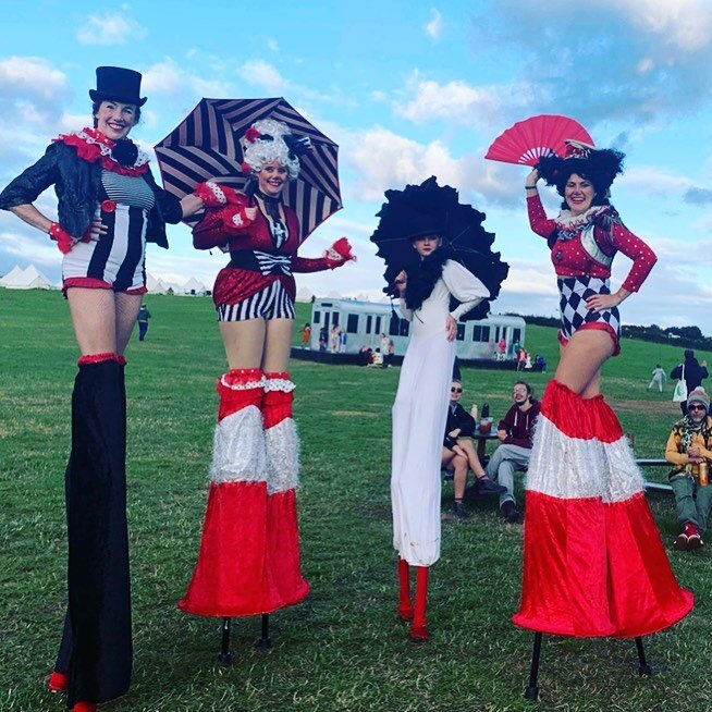 Birds of a feather flock together !!! Absolutely loved this with our honorary cougar 11 year old Freida !!! Last weekend of circus fun @popupparadise with @interstellarartists 
@missfirefly1 
@curiouscompanytheatre 
#stilts #stiltwalker #stilt #stilt