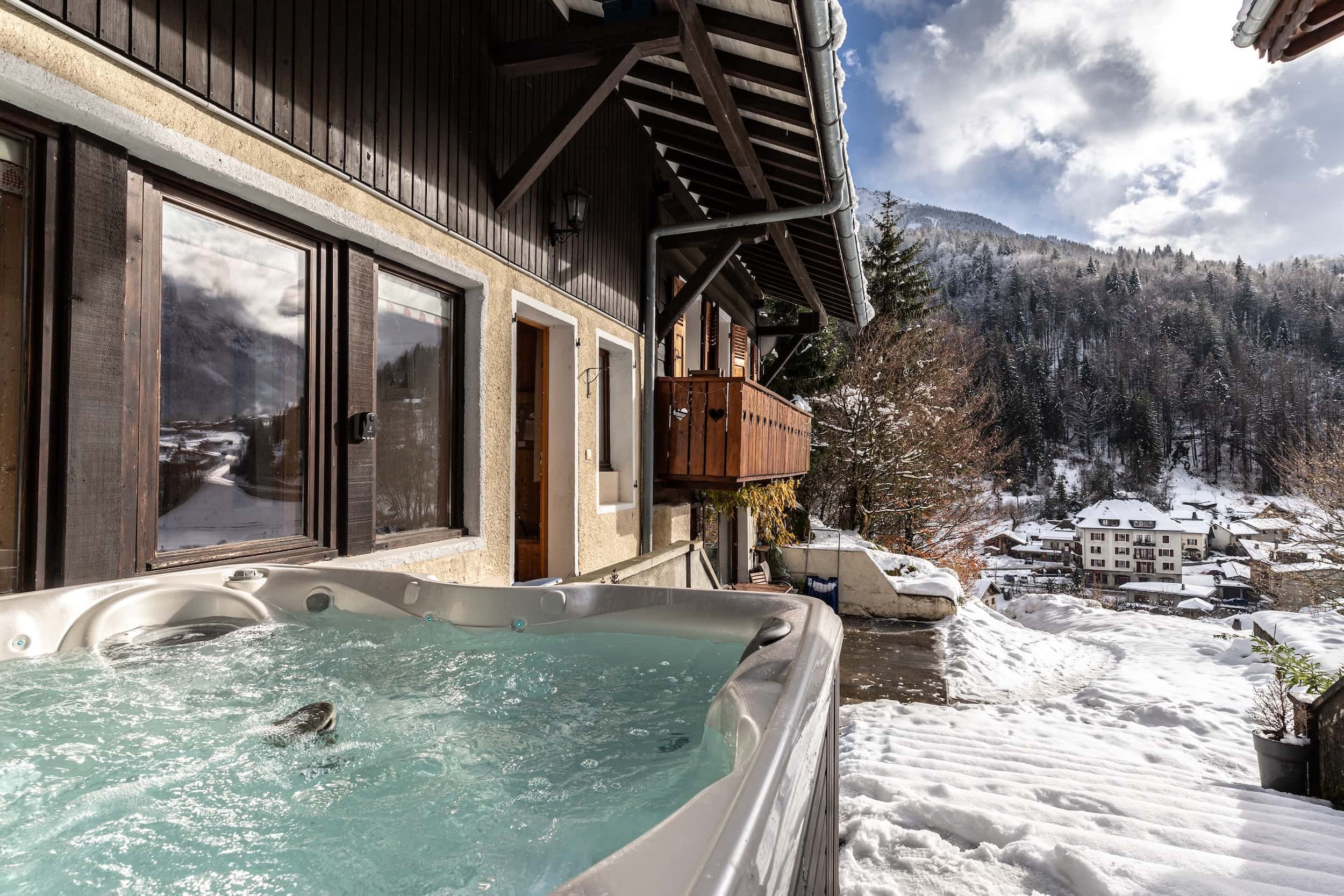 chalet-florissant-samoens-sixt-ski-hot-tub.jpg