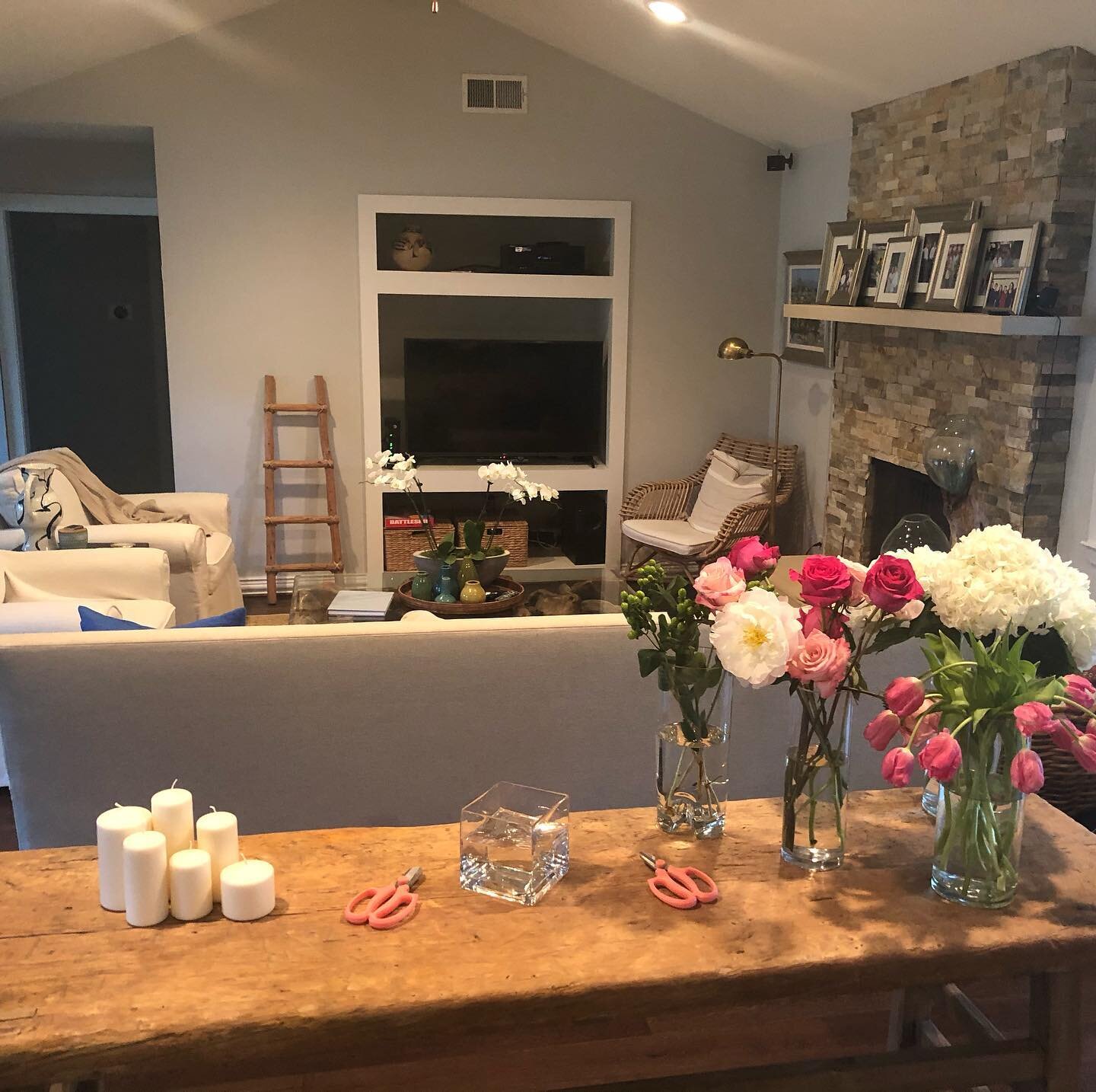 Our little set up for our virtual class. It was so fun these may just stick around post Covid! Swipe right to see the beautiful arrangement created &amp; Stay tuned for more up coming classes! 🥰💞🥂