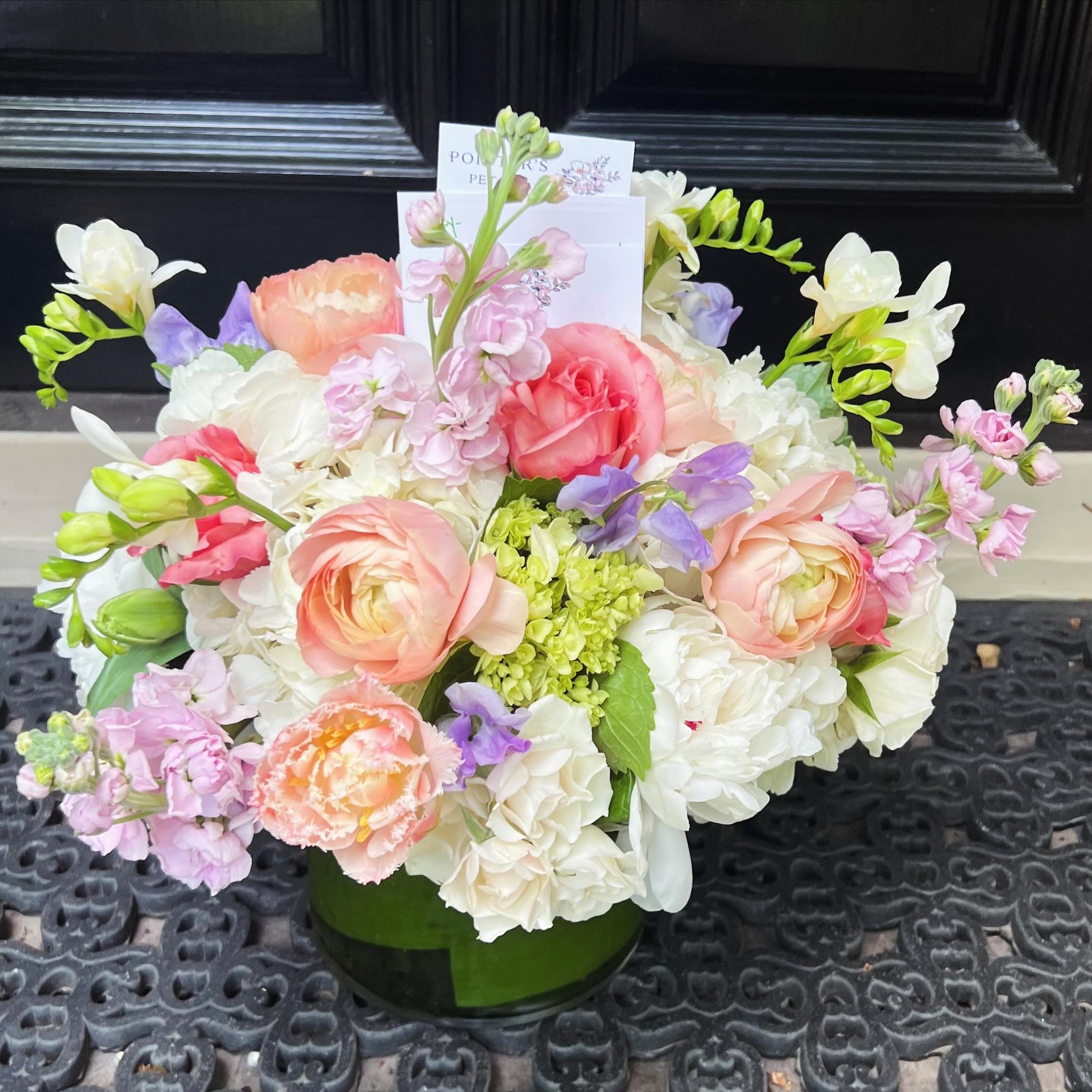 Mother&rsquo;s Day is under a month away!! We&rsquo;re here to help 💗 Orders are live!! 
#mothersday #mothersdaygift #mothersdayflowers