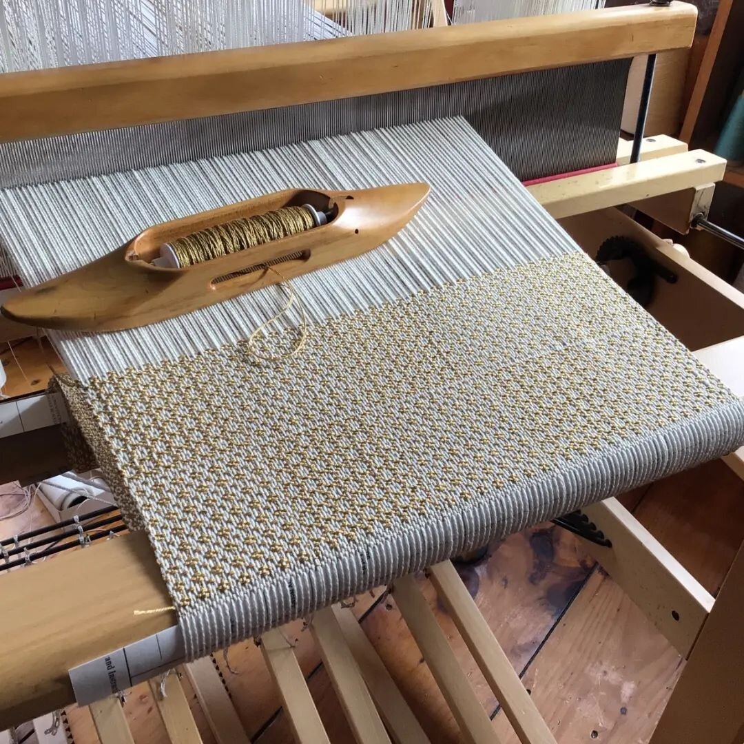 This winter's weaving included some placemats mostly for this household but I liked the designs so much that I made extras for @handworksgallerymaine in Blue Hill ME. Got to deliver them yesterday, both twills and some sturdy ragweave. Gorgeous day f