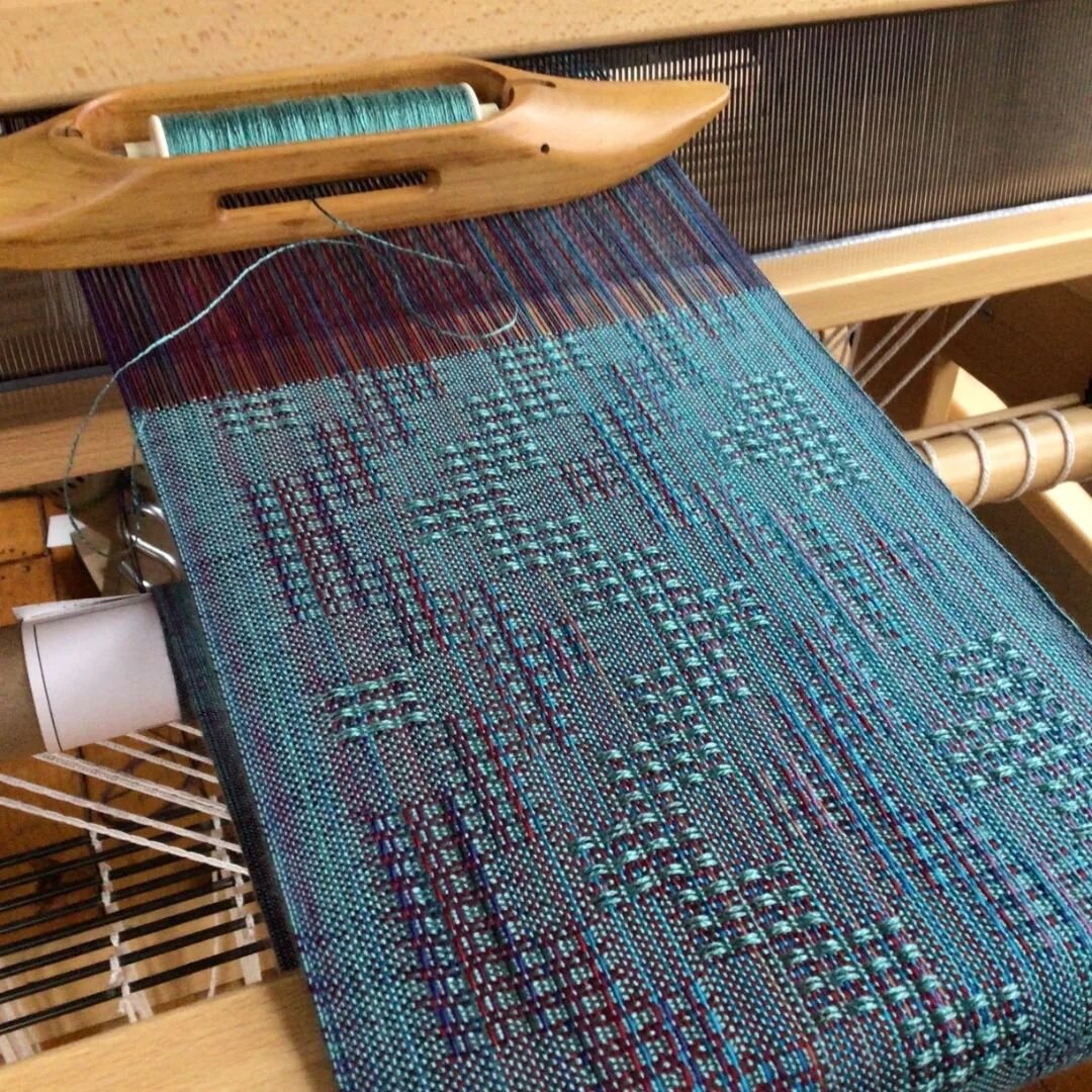 On the loom today: deep red of maple catkins, blue skies, and pale greens of new leaves. Weaving in anticipation.
An expectation of hummingbirds.
#handweaving
#bronsonlace
#mudseasonmaine