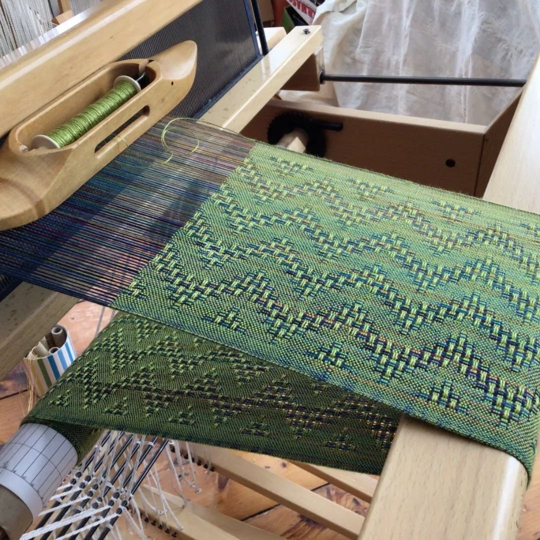 Just delivered a set of work to @giftsat136 in Damariscotta ME. Some brand new lace -- photographed on the loom but, oops, not afterwards -- as well as some classic twill. A gallery full of promise for the new season! (p.s. also: chocolate)
#springco