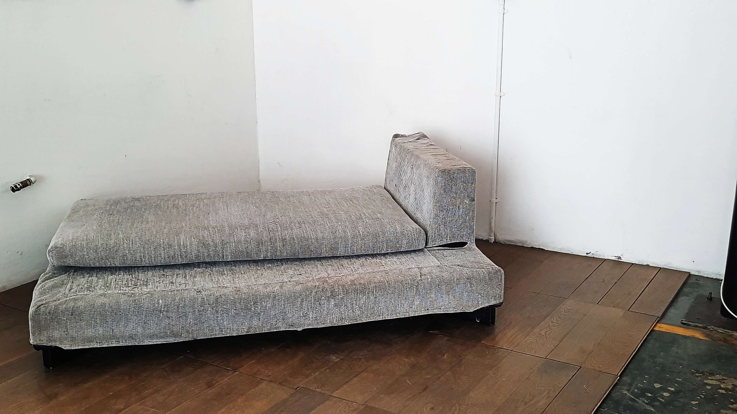 Low grey couch - 03.jpg