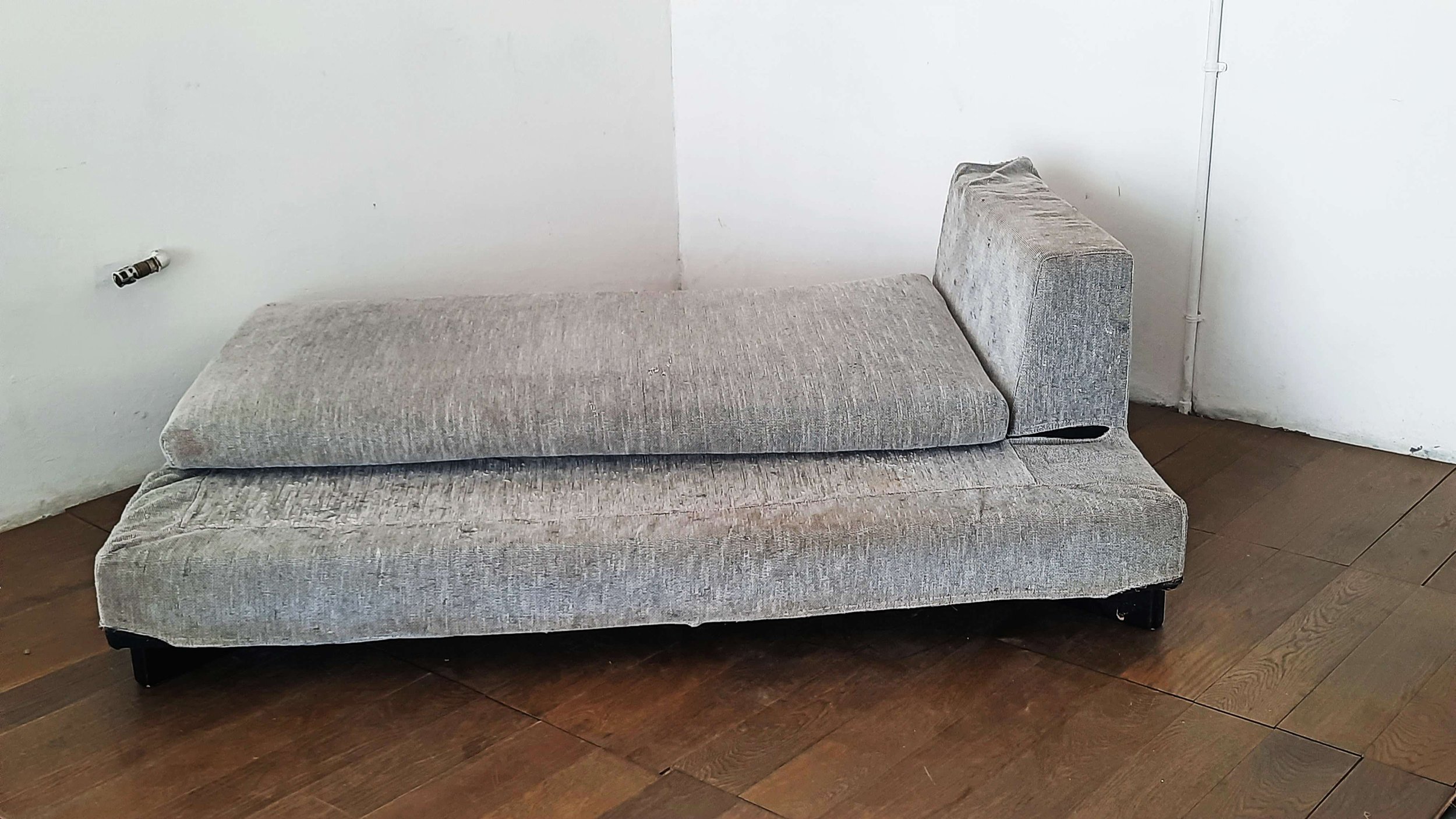 Low grey couch - 01.jpg