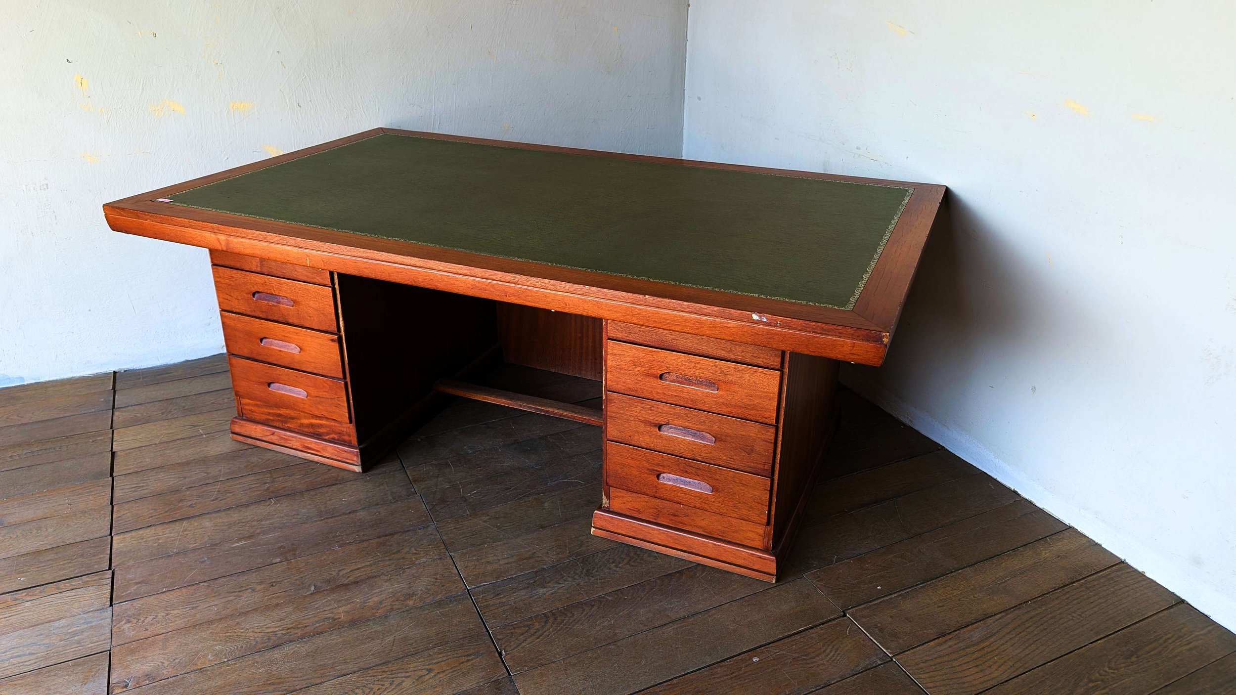 Desk - 02.jpg