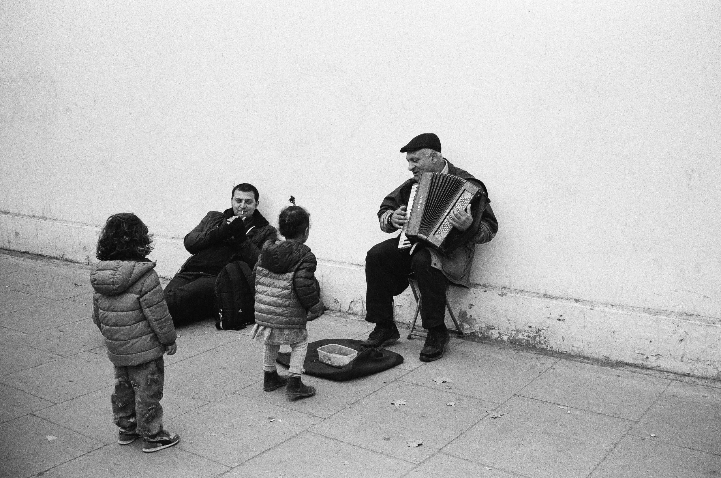  Lansdowne Terrace buskers and children 