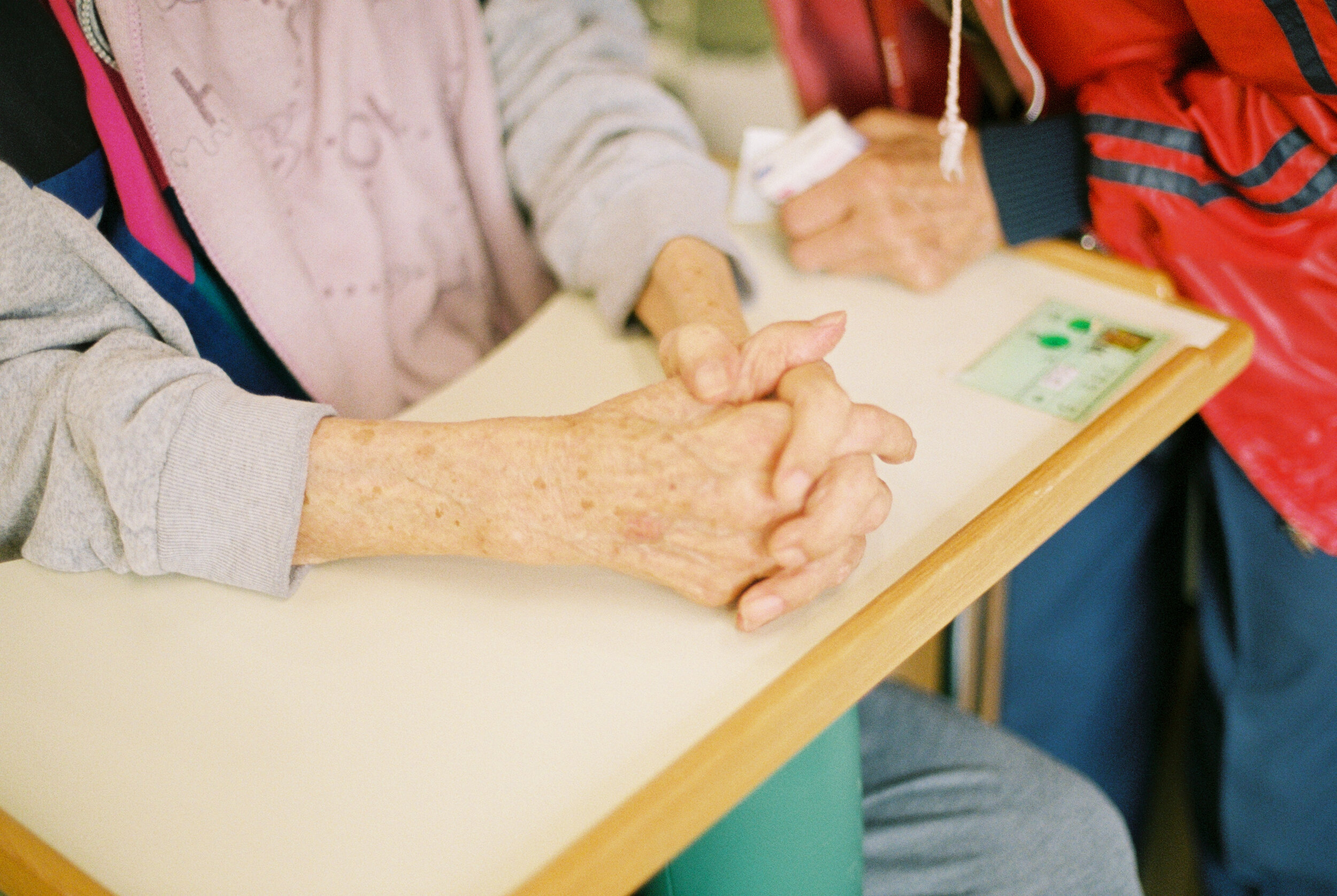  爺爺的手  Grandpa’s hands, in his new nursing home  2020 