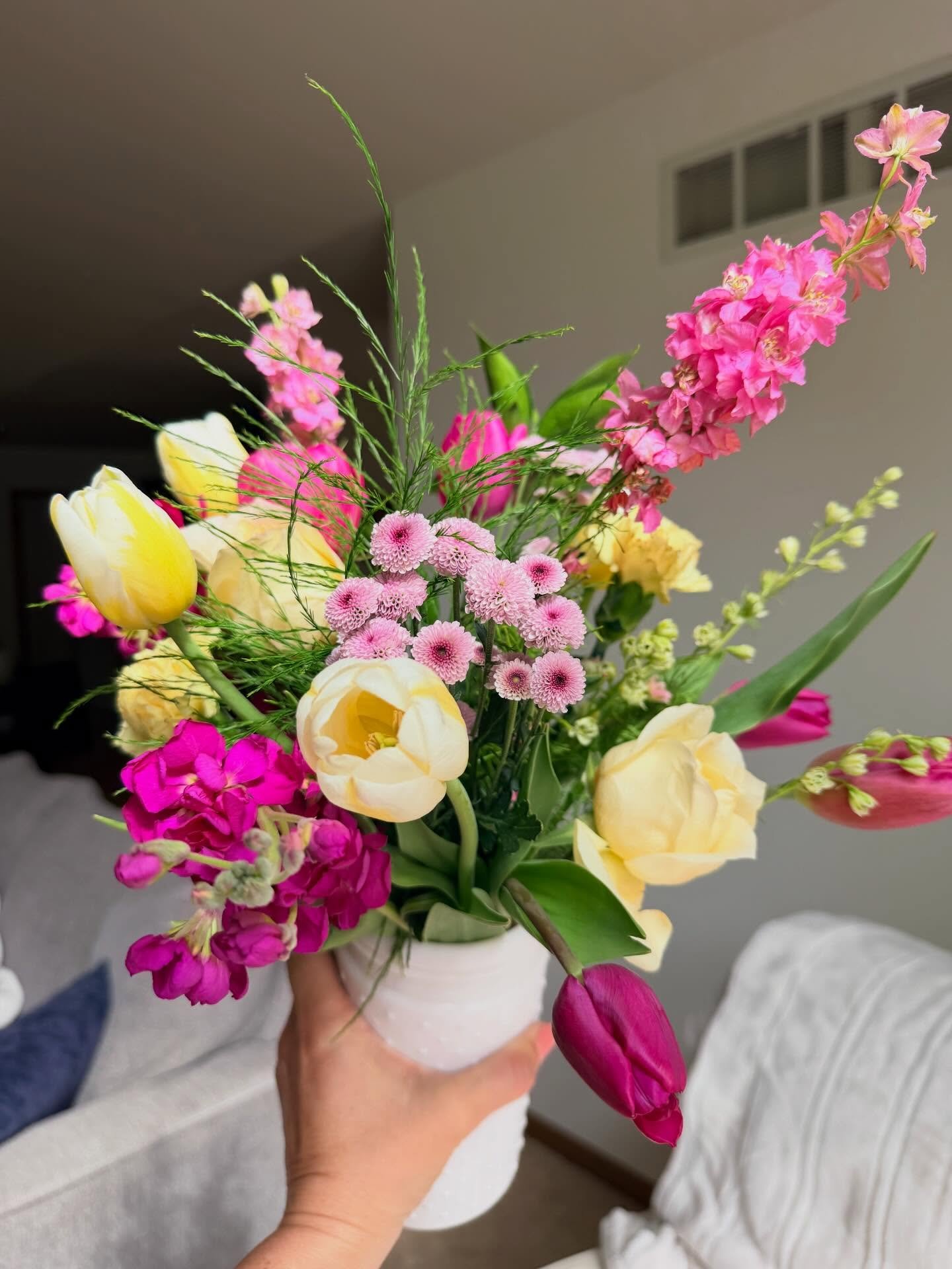 Love having a pop up flower shop that I can walk to. Thank you @athomeorganics and @mamadscoffee