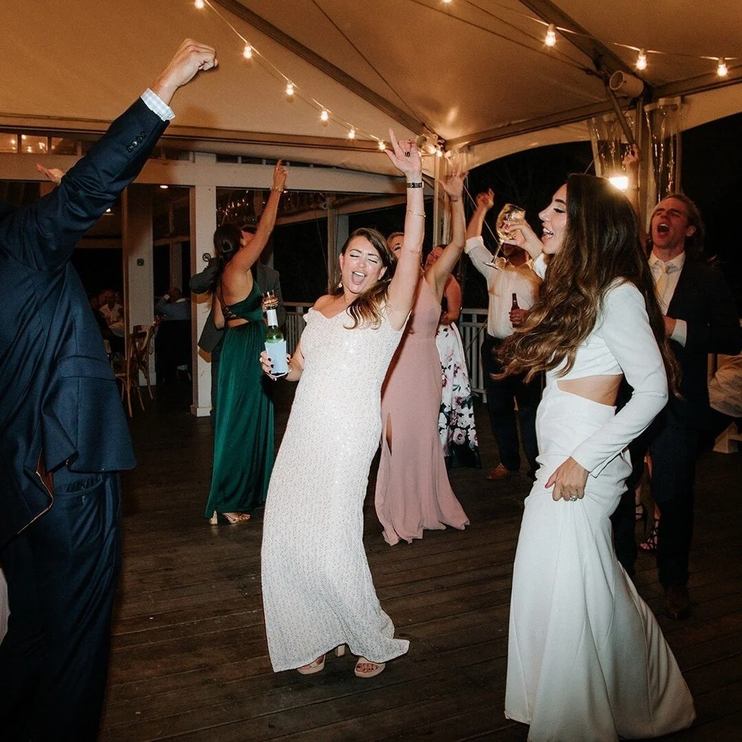 Looking for another playlist tip? Queue up some throwbacks towards the end of the night to help your friends find their second wind. No Diggity by Blackstreet ought to do the trick 🕶
.
📸: @about_time_photography 
.
.
.
.
.
.
.
#speechlessmusic #wed