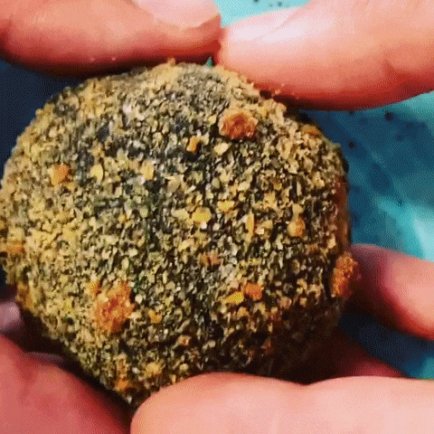 Arancino al nero di seppia e piselli
