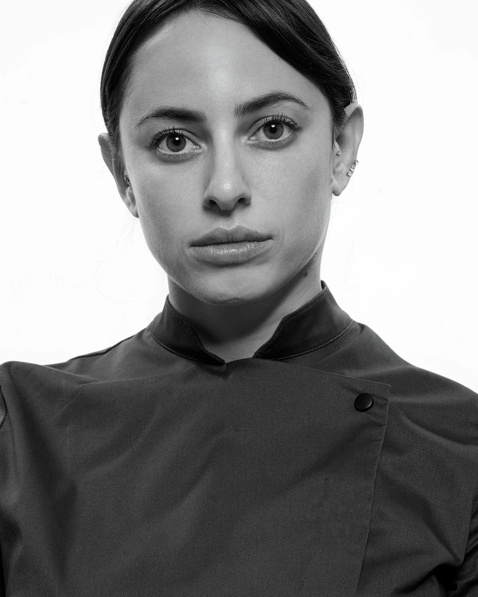 Ritratto di una donna con abito scuro senza sfondo