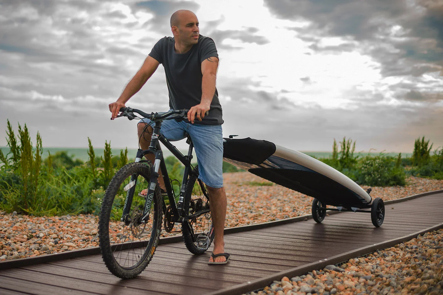 shoreride-paddleboard-bike-attached_1500x1000_crop_top.webp