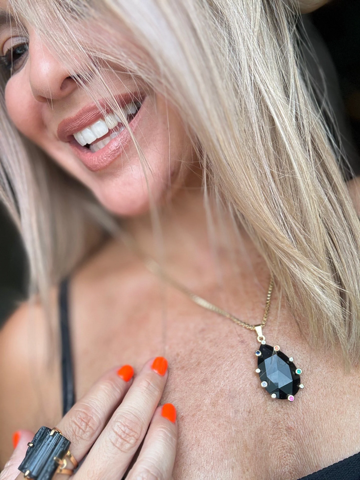 OBSIDIANA:
-Absorbe energ&iacute;as negativas del cuerpo y el entorno
-Crea una barrera de protecci&oacute;n espiritual
-Se usa en amuletos protectores

➤Propiedades energ&eacute;ticas
⦿ Purifica el ser, eliminando energ&iacute;as negativas
⦿ Ancla l